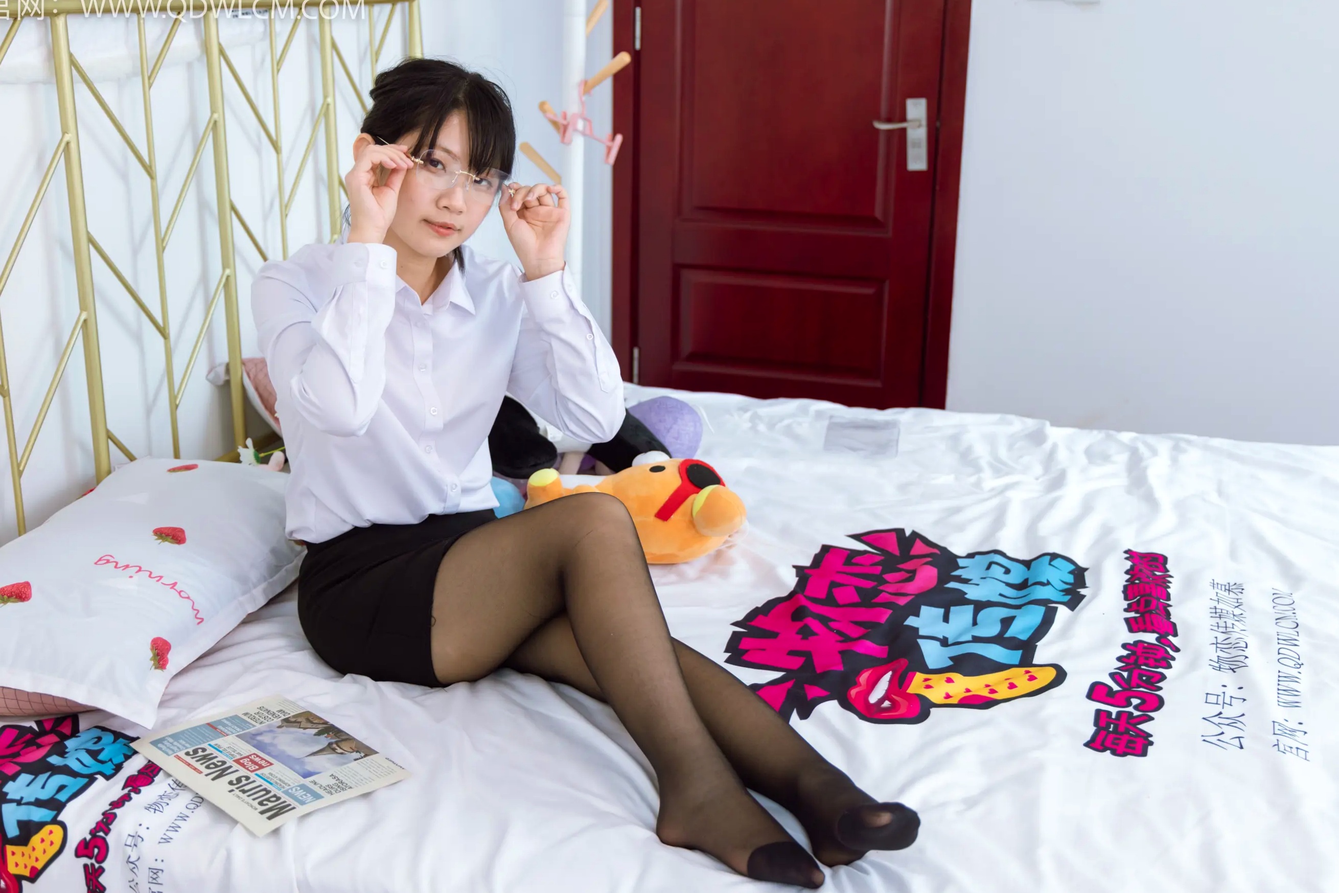 物恋传媒 盲盒 白衬衫黑丝眼镜制服私房写真