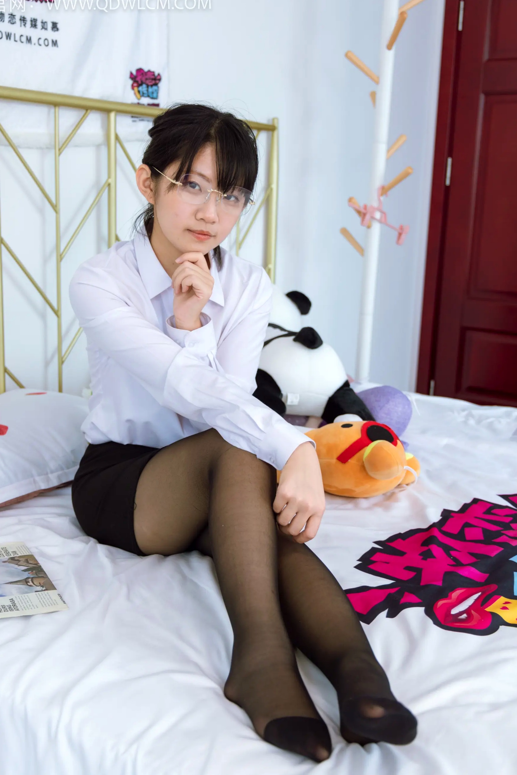 物恋传媒 盲盒 白衬衫黑丝眼镜制服私房写真