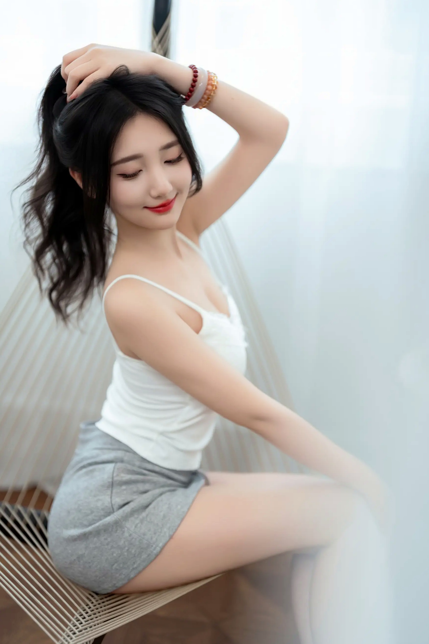 [YITUYU]艺图语 2025.07.02 居家轻私写真 oyee 白色吊带睡裙卧室私房美图 [41P]