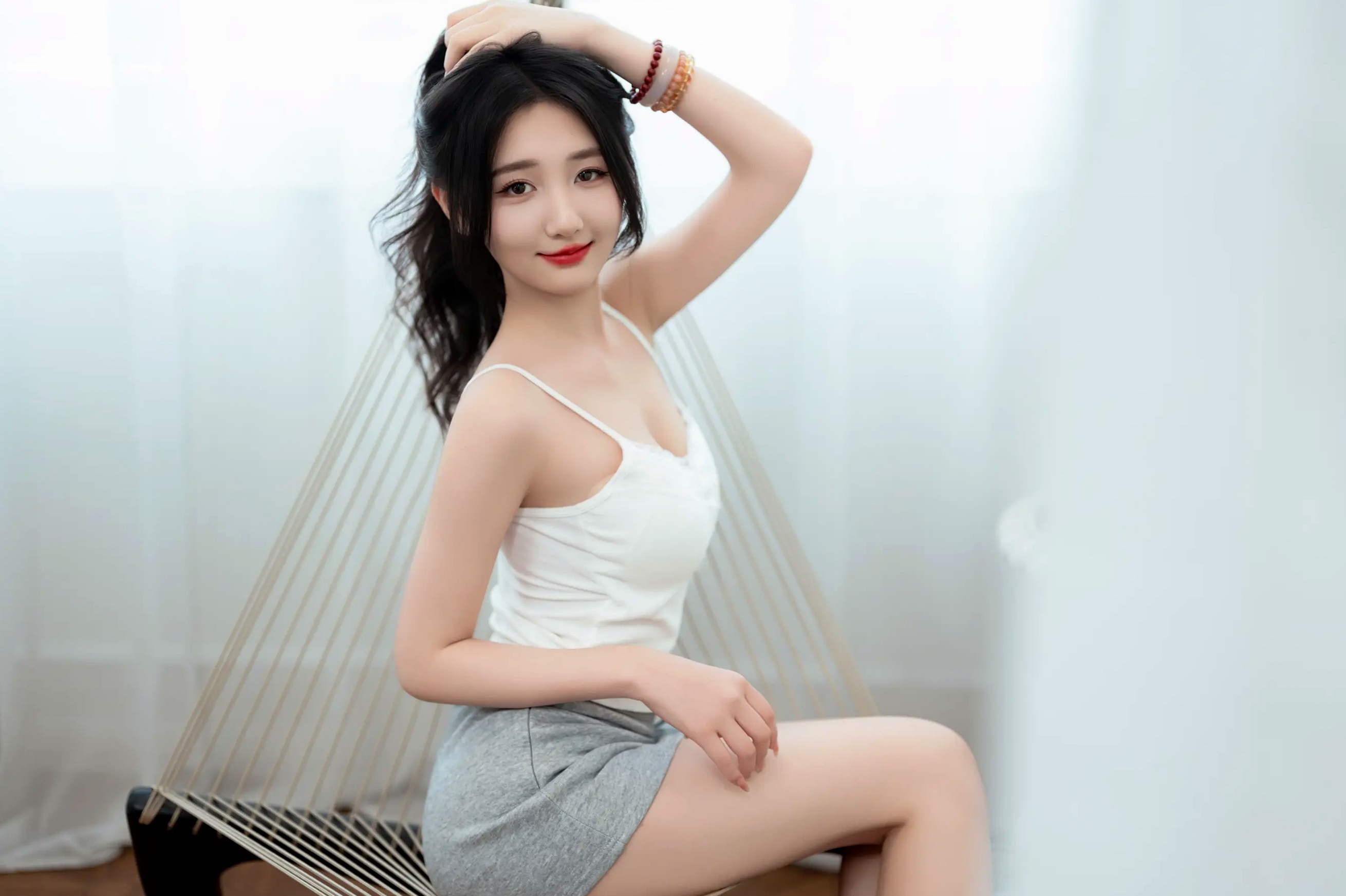 [YITUYU]艺图语 2025.07.02 居家轻私写真 oyee 白色吊带睡裙卧室私房美图 [41P]