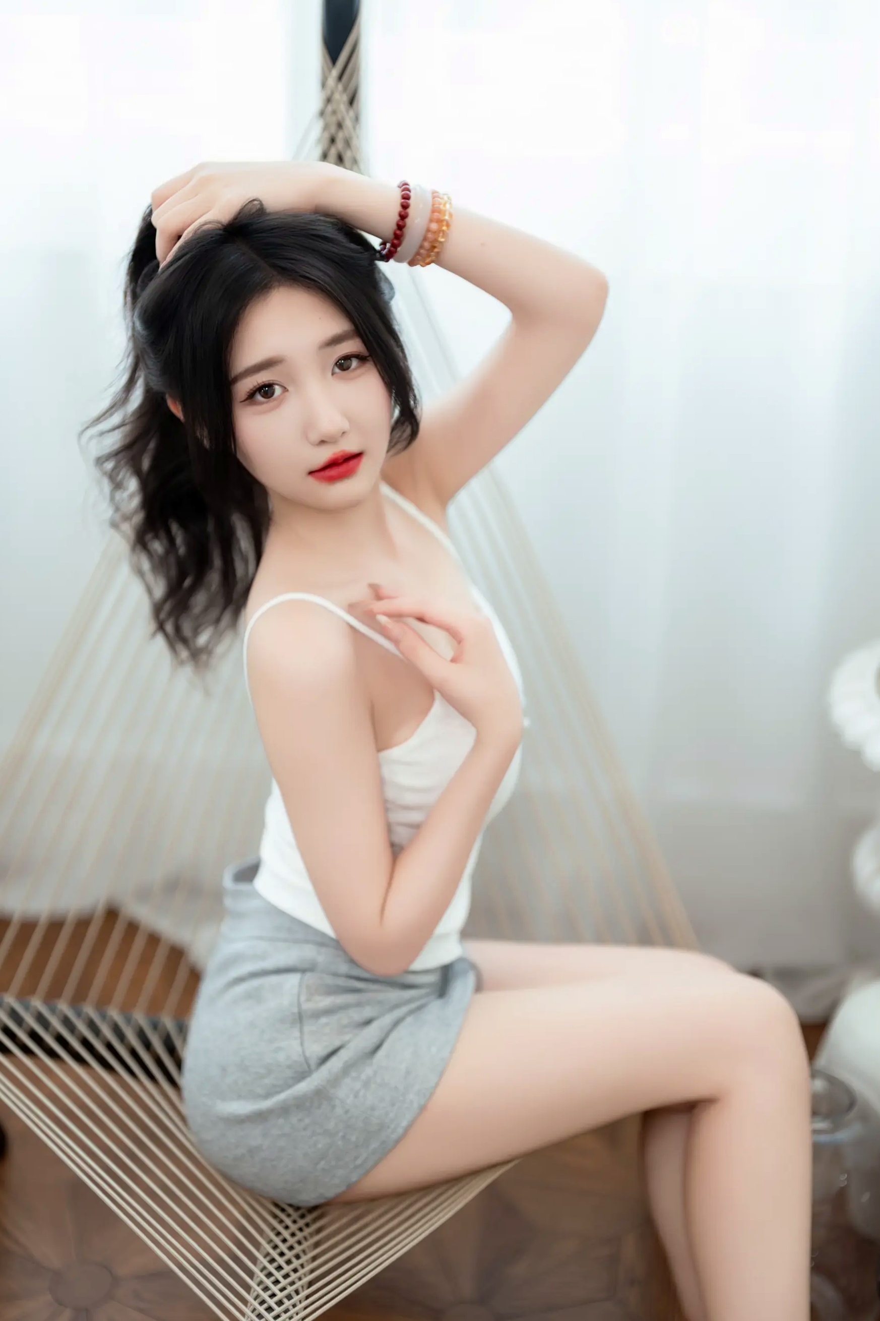 [YITUYU]艺图语 2025.07.02 居家轻私写真 oyee 白色吊带睡裙卧室私房美图 [41P]