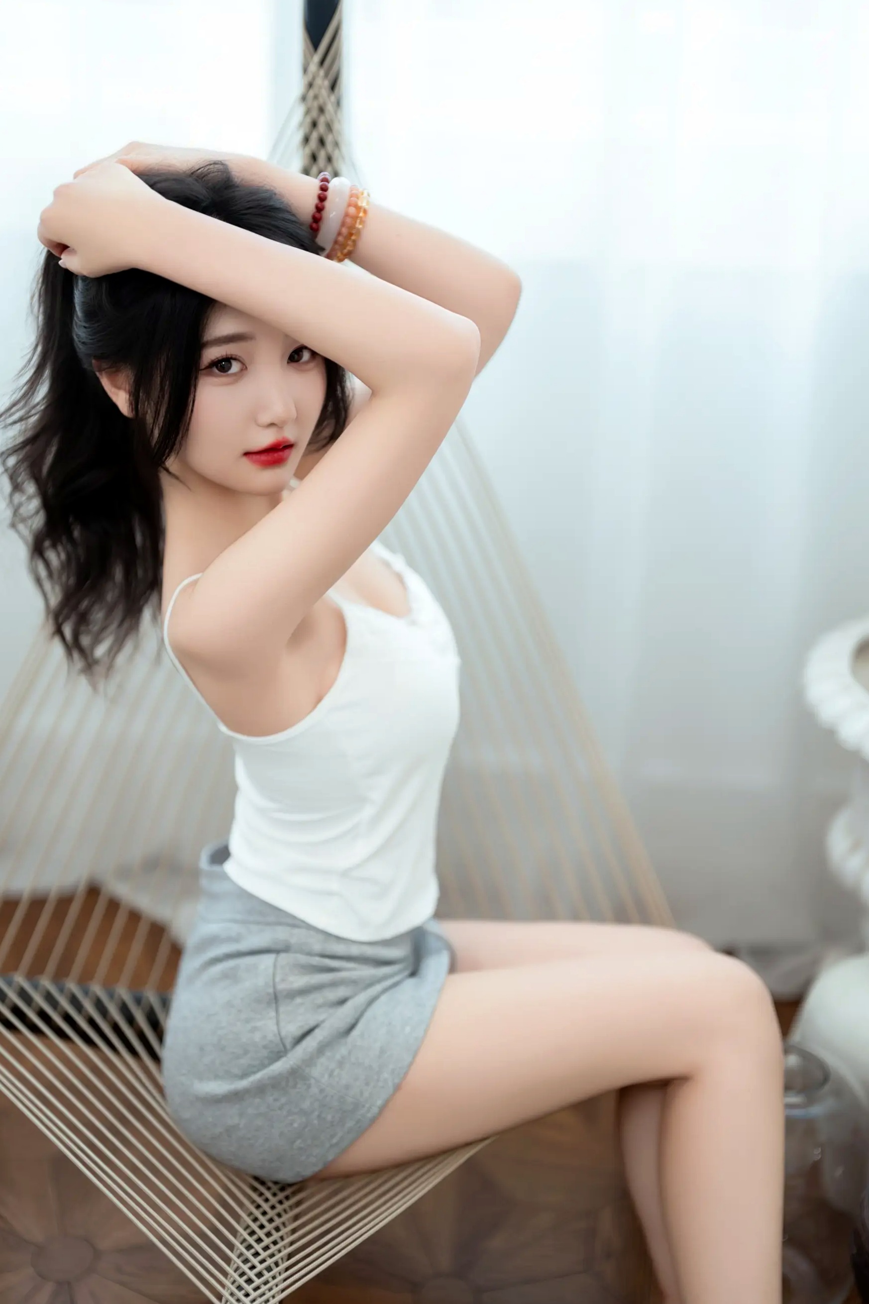 [YITUYU]艺图语 2025.07.02 居家轻私写真 oyee 白色吊带睡裙卧室私房美图 [41P]