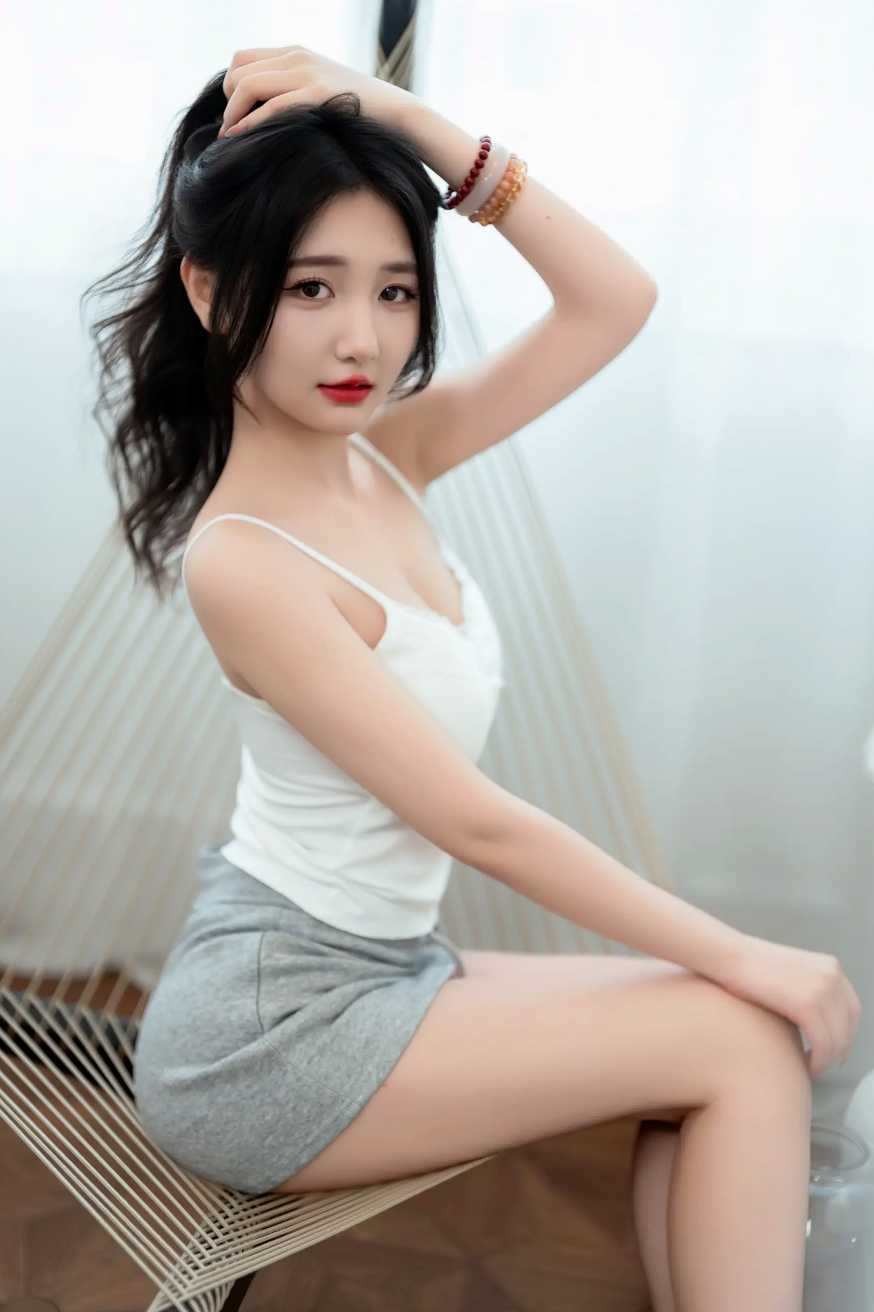 [YITUYU]艺图语 2025.07.02 居家轻私写真 oyee 白色吊带睡裙卧室私房美图 [41P]