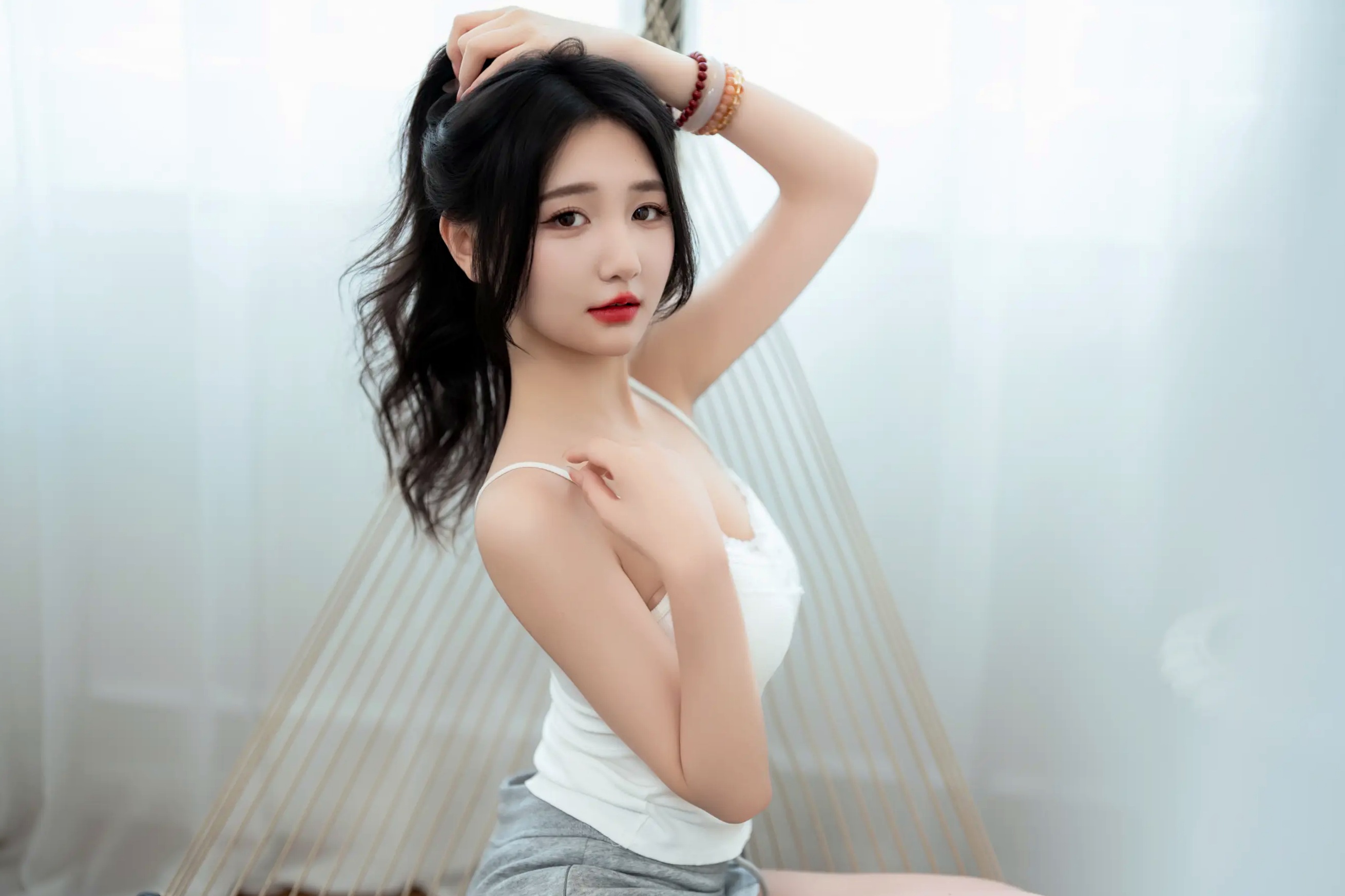 [YITUYU]艺图语 2025.07.02 居家轻私写真 oyee 白色吊带睡裙卧室私房美图 [41P]