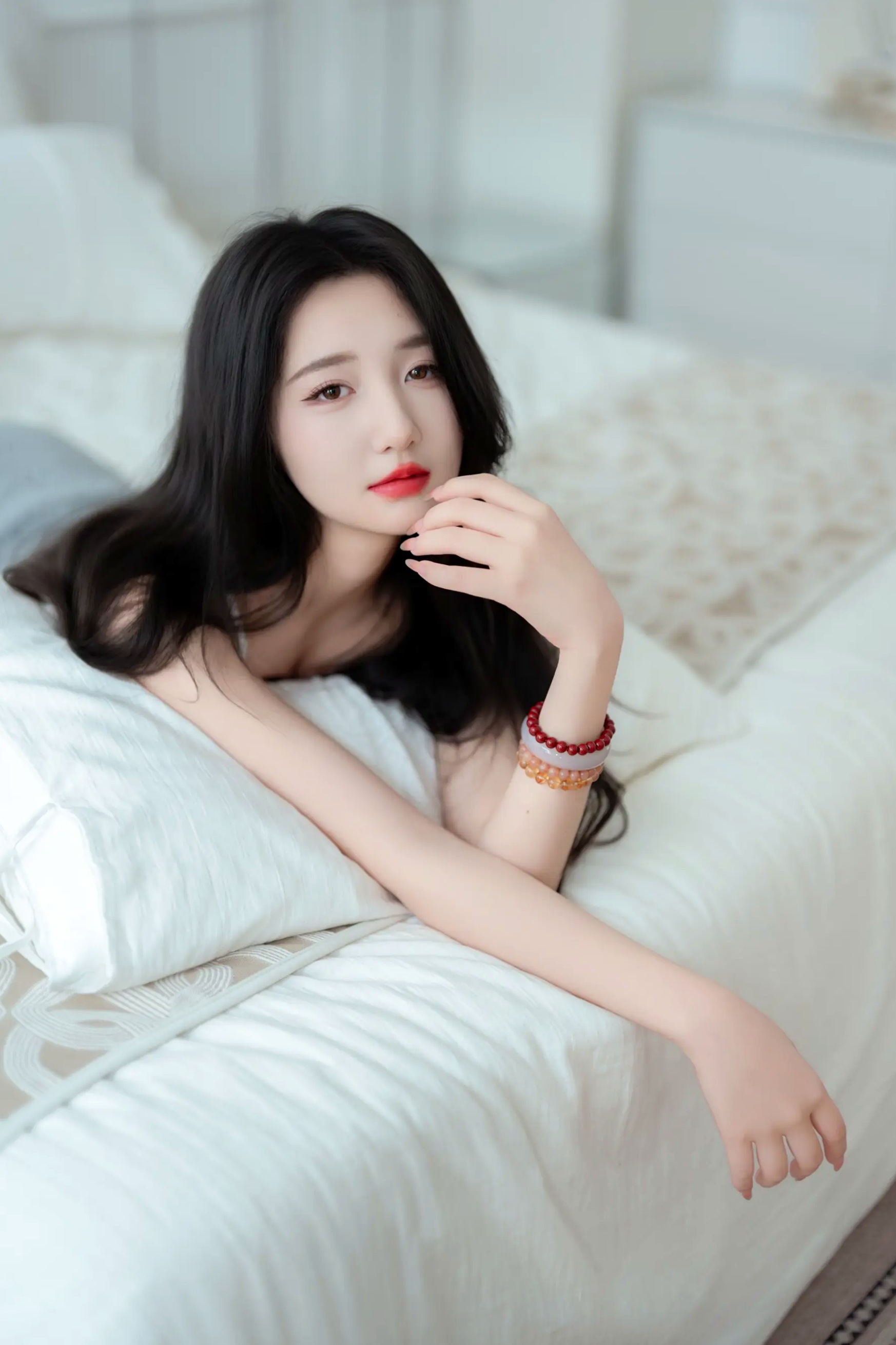 [YITUYU]艺图语 2025.07.02 居家轻私写真 oyee 白色吊带睡裙卧室私房美图 [41P]