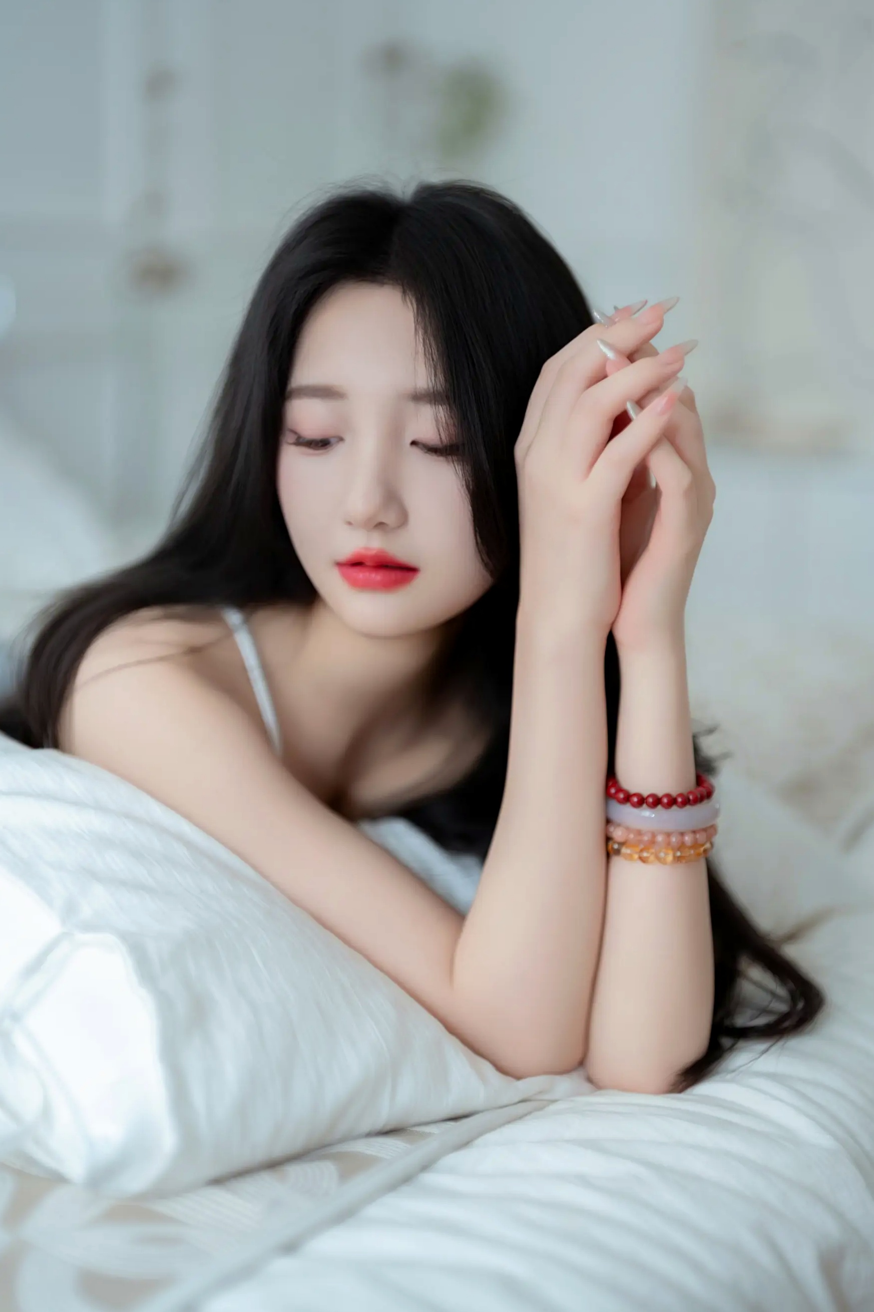 [YITUYU]艺图语 2025.07.02 居家轻私写真 oyee 白色吊带睡裙卧室私房美图 [41P]