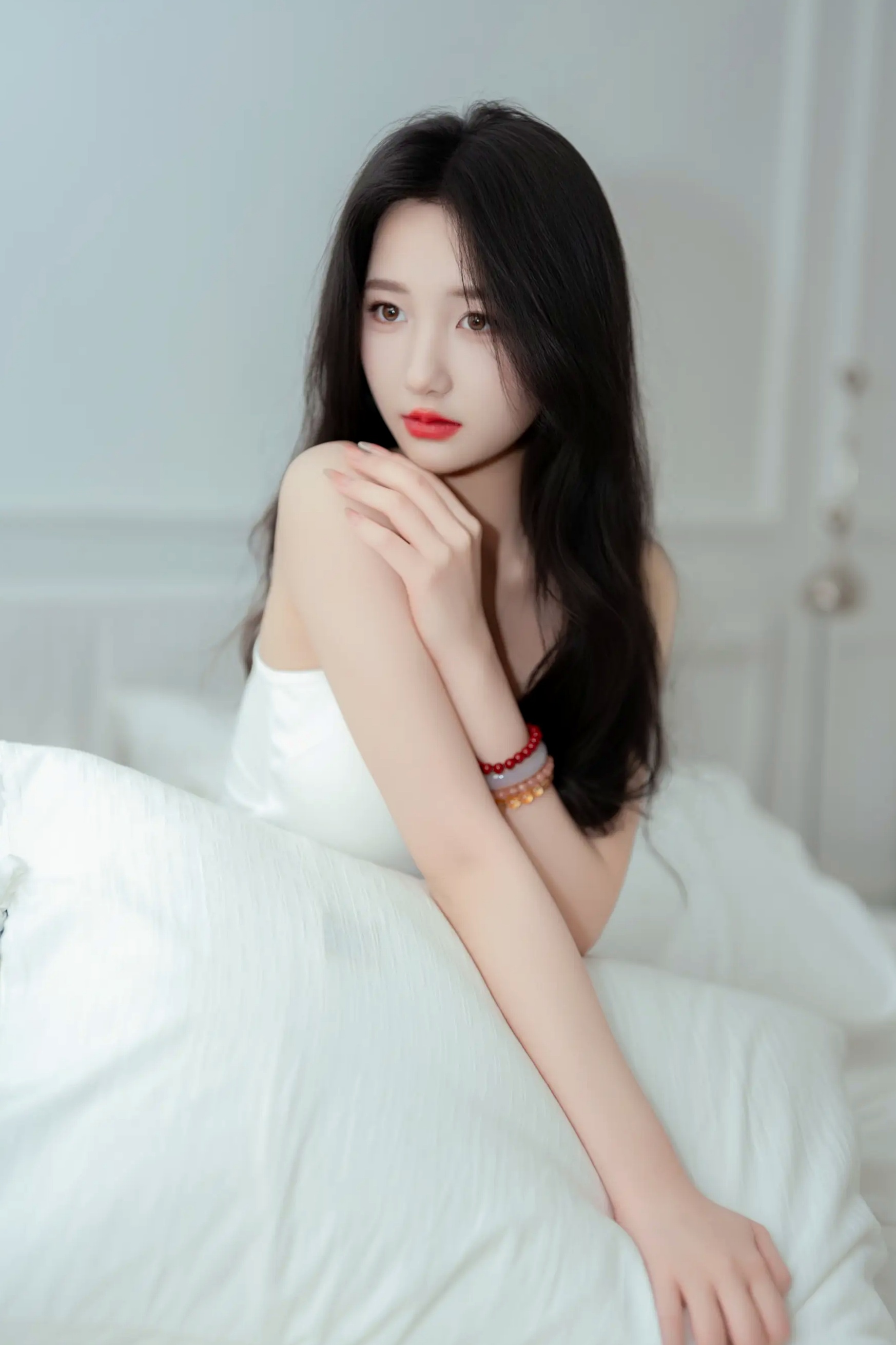 [YITUYU]艺图语 2025.07.02 居家轻私写真 oyee 白色吊带睡裙卧室私房美图 [41P]