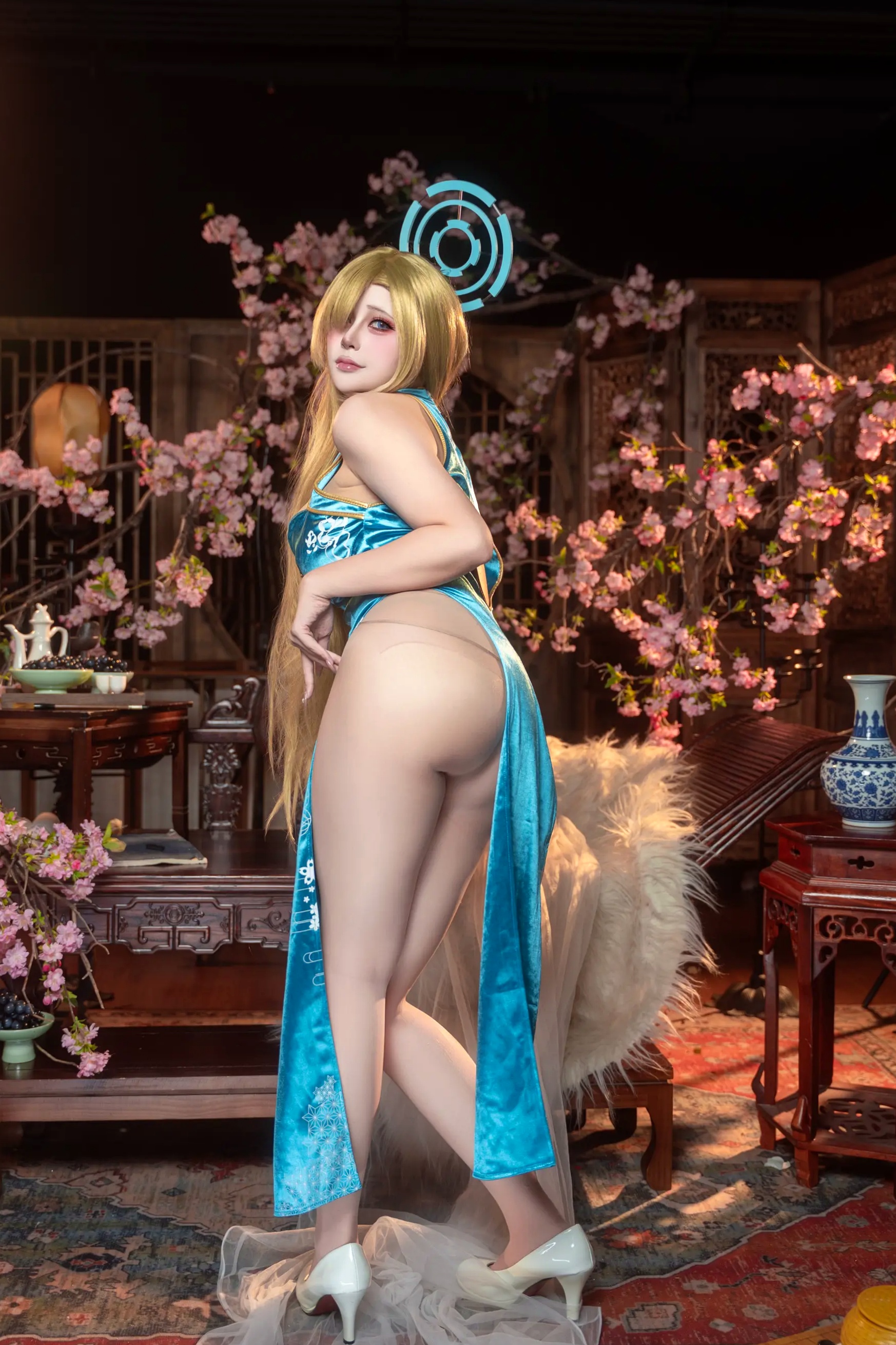 Gallery - 喵喵lock - 蔚蓝档案明日奈蓝色高开叉旗袍COS，古风樱花背景下的绝美私房写真，极致身材与诱惑视角的完美呈现性感诱惑旗袍角色扮演美臀 女神私房照_秀色女神 - image 2