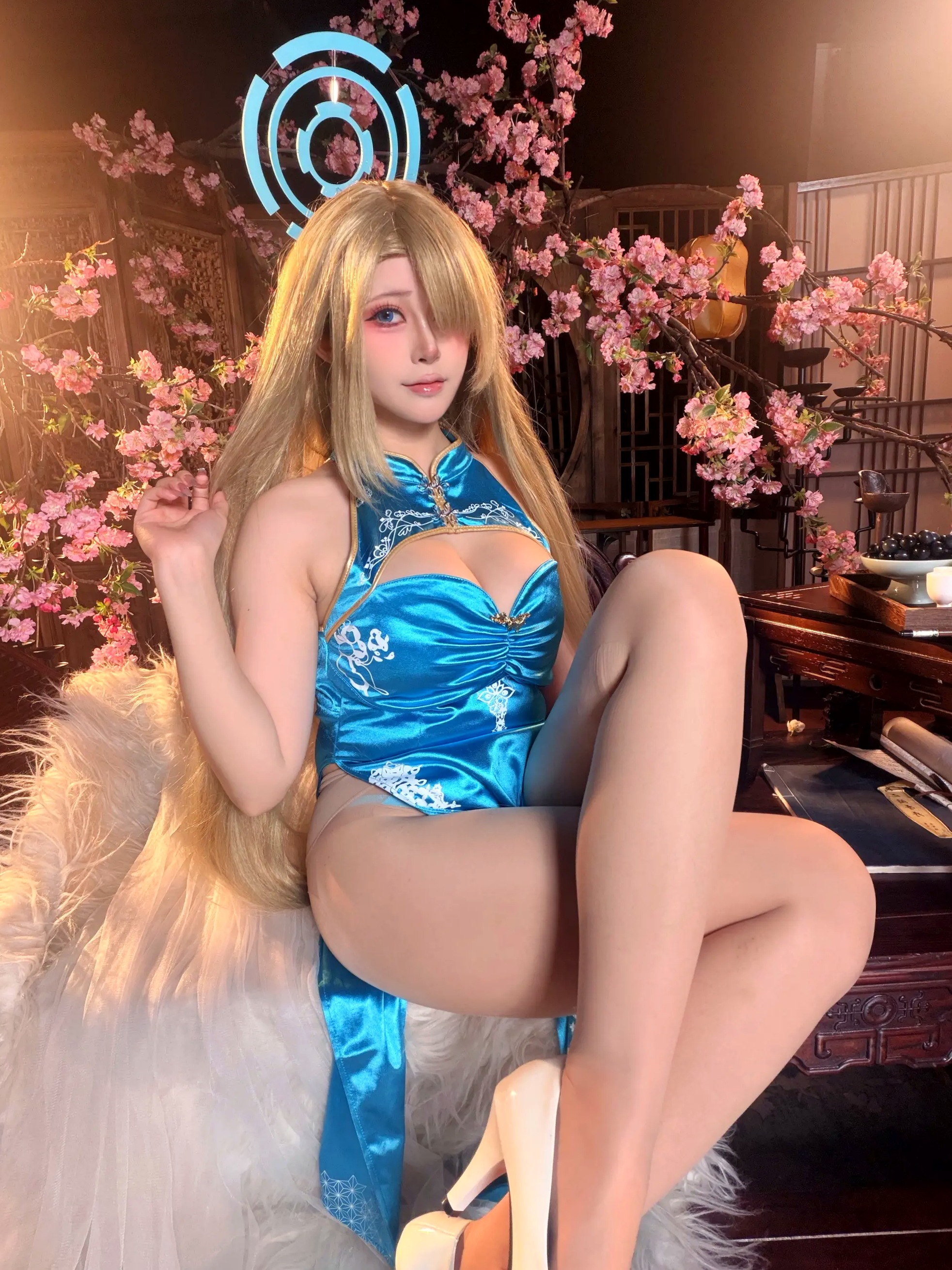 喵喵lock - 蔚蓝档案明日奈蓝色高开叉旗袍COS，古风樱花背景下的绝美私房写真，极致身材与诱惑视角的完美呈现
