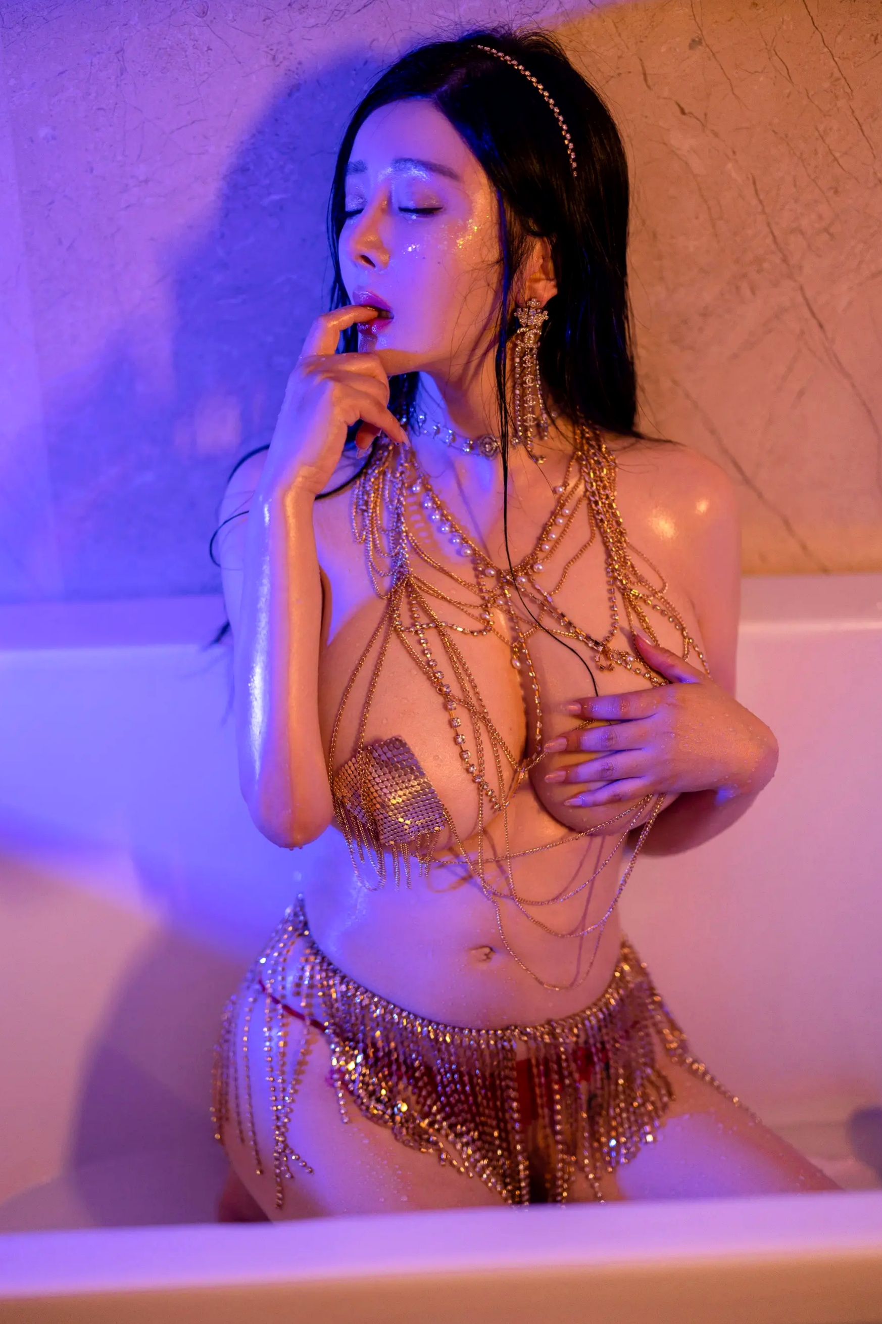 允尔 - 鎏金织网，浴室湿身诱惑，黄金链条艺术写真，人间胸器极致美感，冷艳尤物私房照