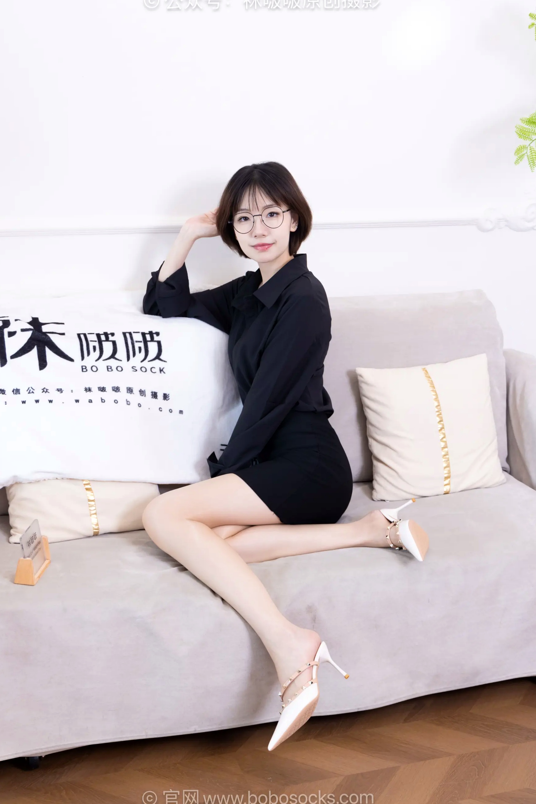 BoBoSocks袜啵啵 小甜豆-职业装OL私房写真、高跟鞋、油亮薄肉丝、绝美丝袜腿模、职场诱惑系拍摄 [99P]