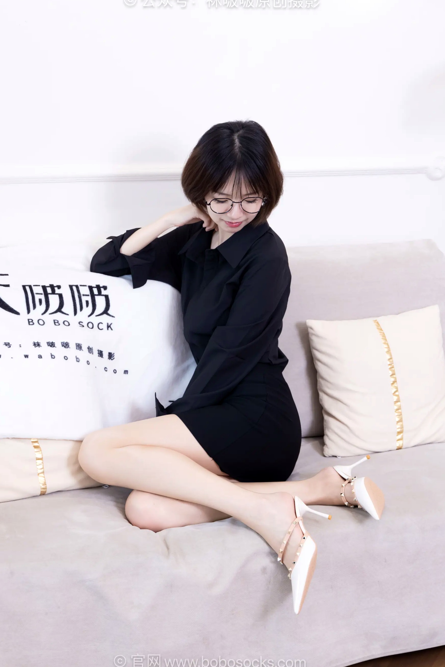 BoBoSocks袜啵啵 小甜豆-职业装OL私房写真、高跟鞋、油亮薄肉丝、绝美丝袜腿模、职场诱惑系拍摄 [99P]