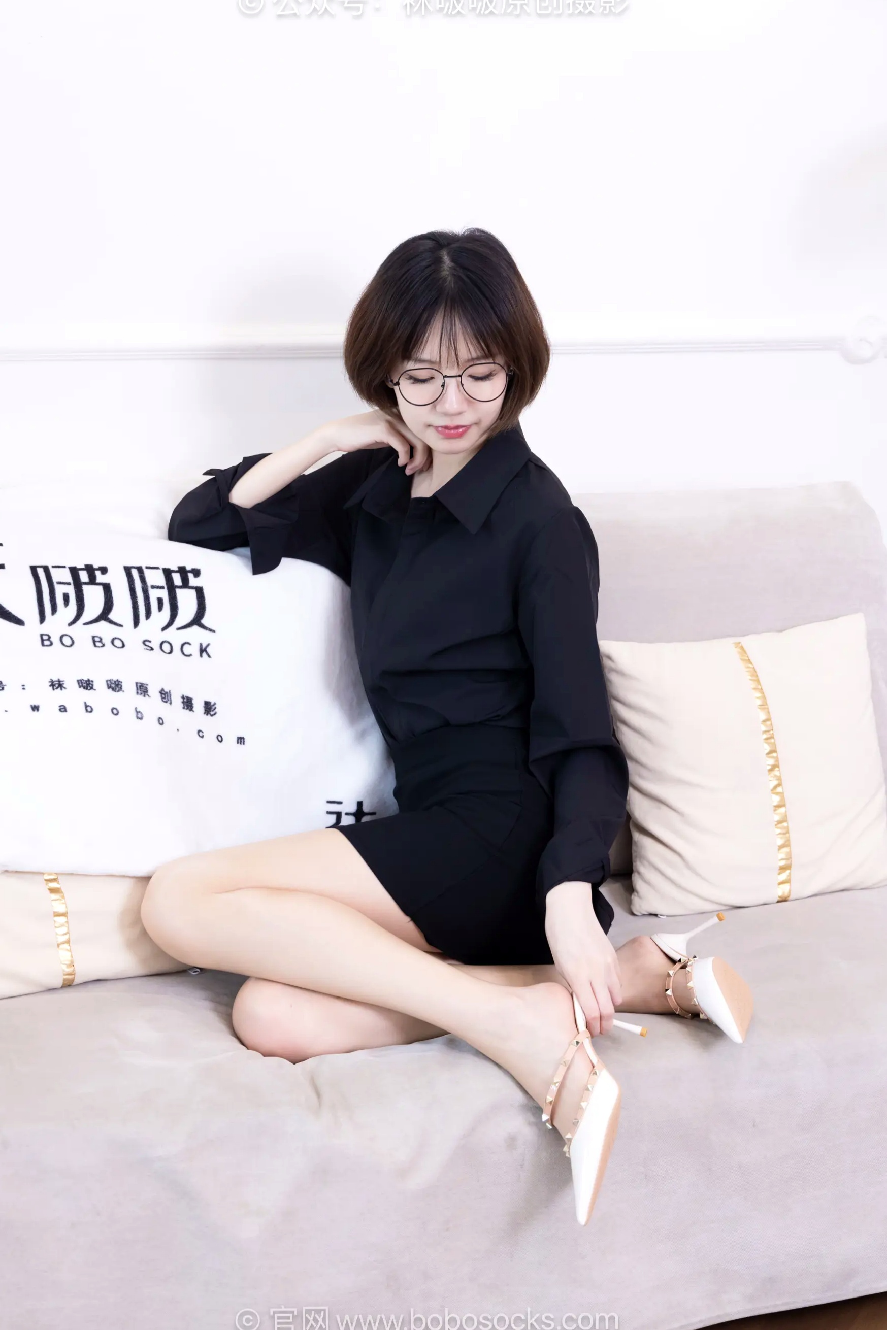 BoBoSocks袜啵啵 小甜豆-职业装OL私房写真、高跟鞋、油亮薄肉丝、绝美丝袜腿模、职场诱惑系拍摄 [99P]