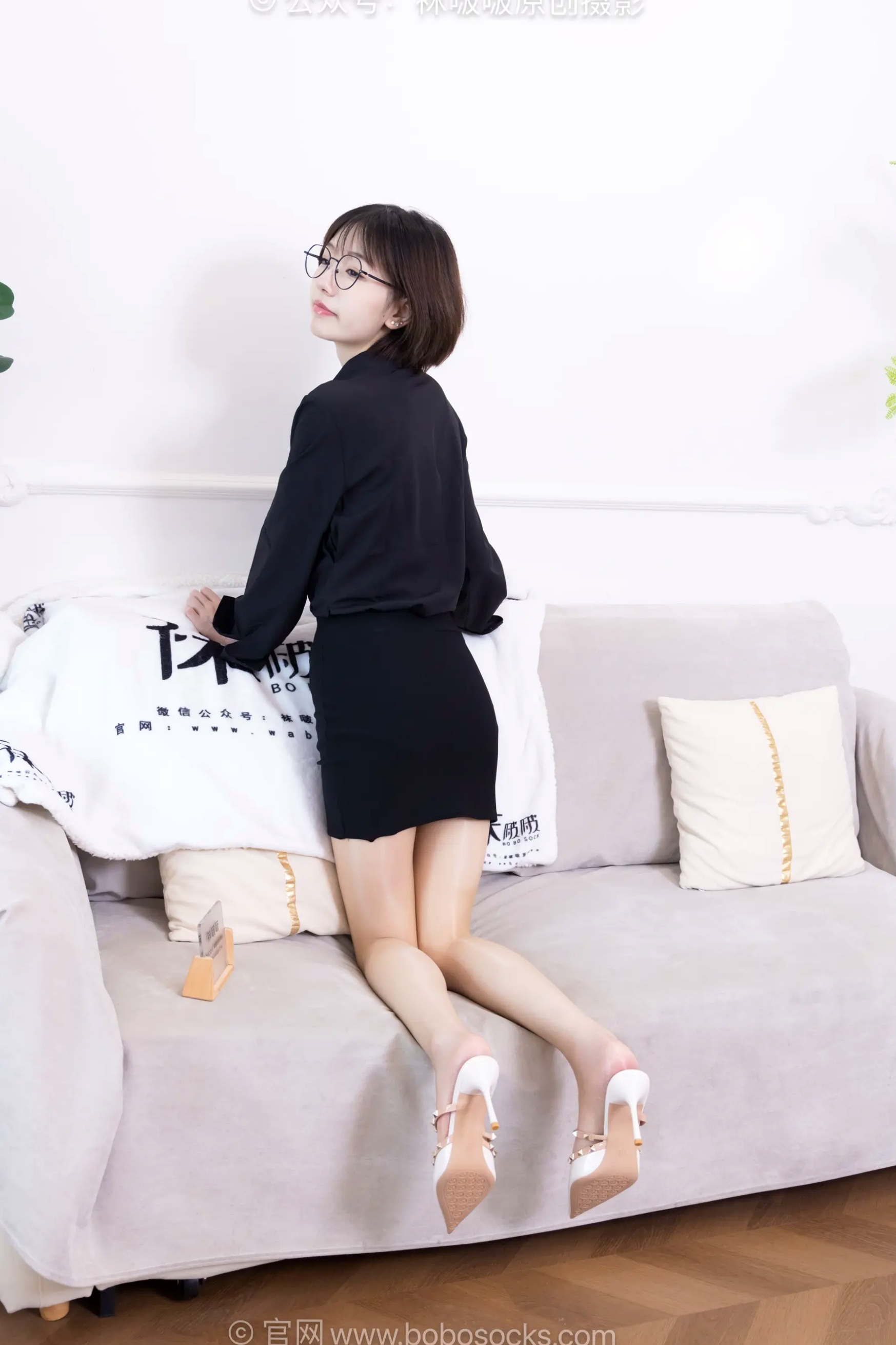 BoBoSocks袜啵啵 小甜豆-职业装OL私房写真、高跟鞋、油亮薄肉丝、绝美丝袜腿模、职场诱惑系拍摄 [99P]