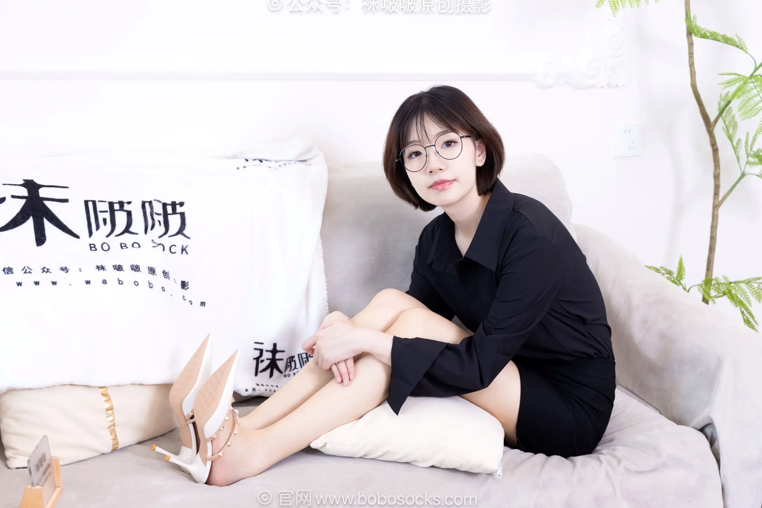 BoBoSocks袜啵啵 小甜豆-职业装OL私房写真、高跟鞋、油亮薄肉丝、绝美丝袜腿模、职场诱惑系拍摄 [99P]