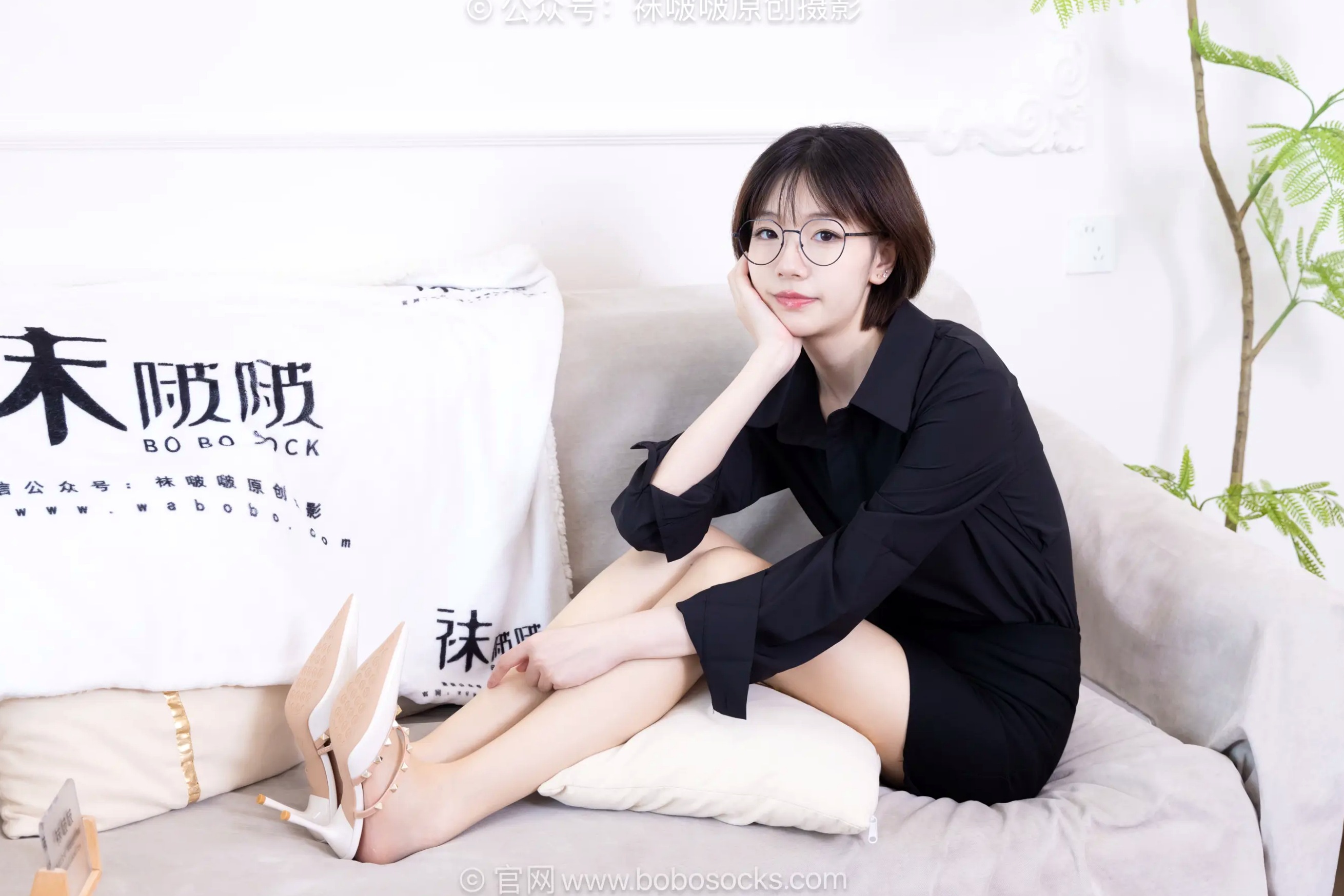 BoBoSocks袜啵啵 小甜豆-职业装OL私房写真、高跟鞋、油亮薄肉丝、绝美丝袜腿模、职场诱惑系拍摄 [99P]