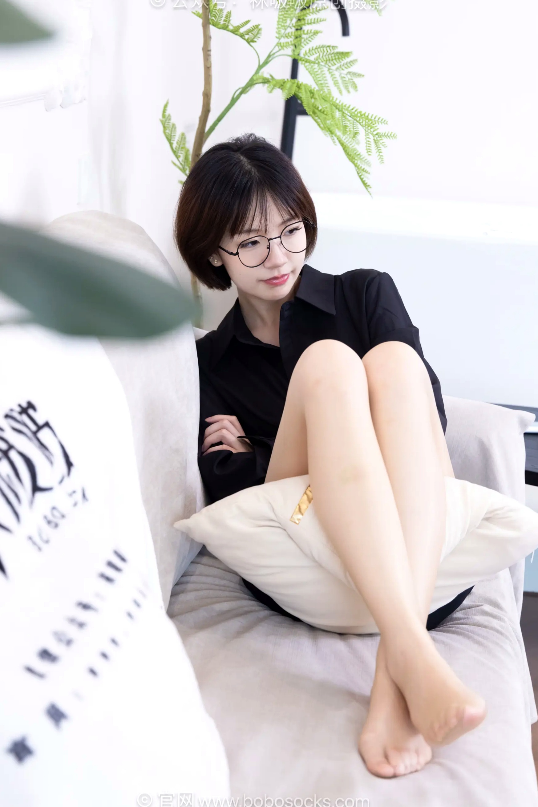 BoBoSocks袜啵啵 小甜豆-职业装OL私房写真、高跟鞋、油亮薄肉丝、绝美丝袜腿模、职场诱惑系拍摄 [99P]