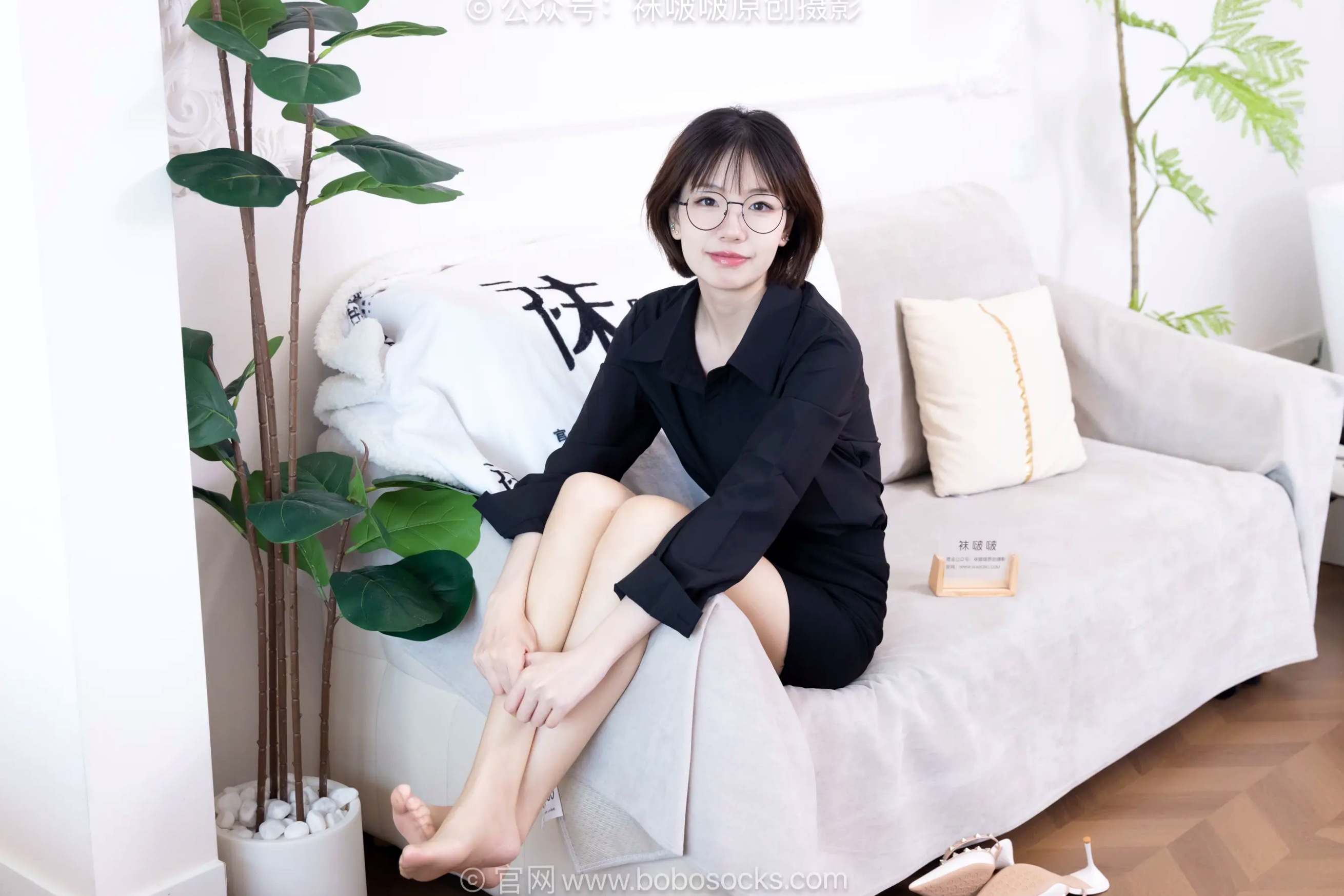 BoBoSocks袜啵啵 小甜豆-职业装OL私房写真、高跟鞋、油亮薄肉丝、绝美丝袜腿模、职场诱惑系拍摄 [99P]