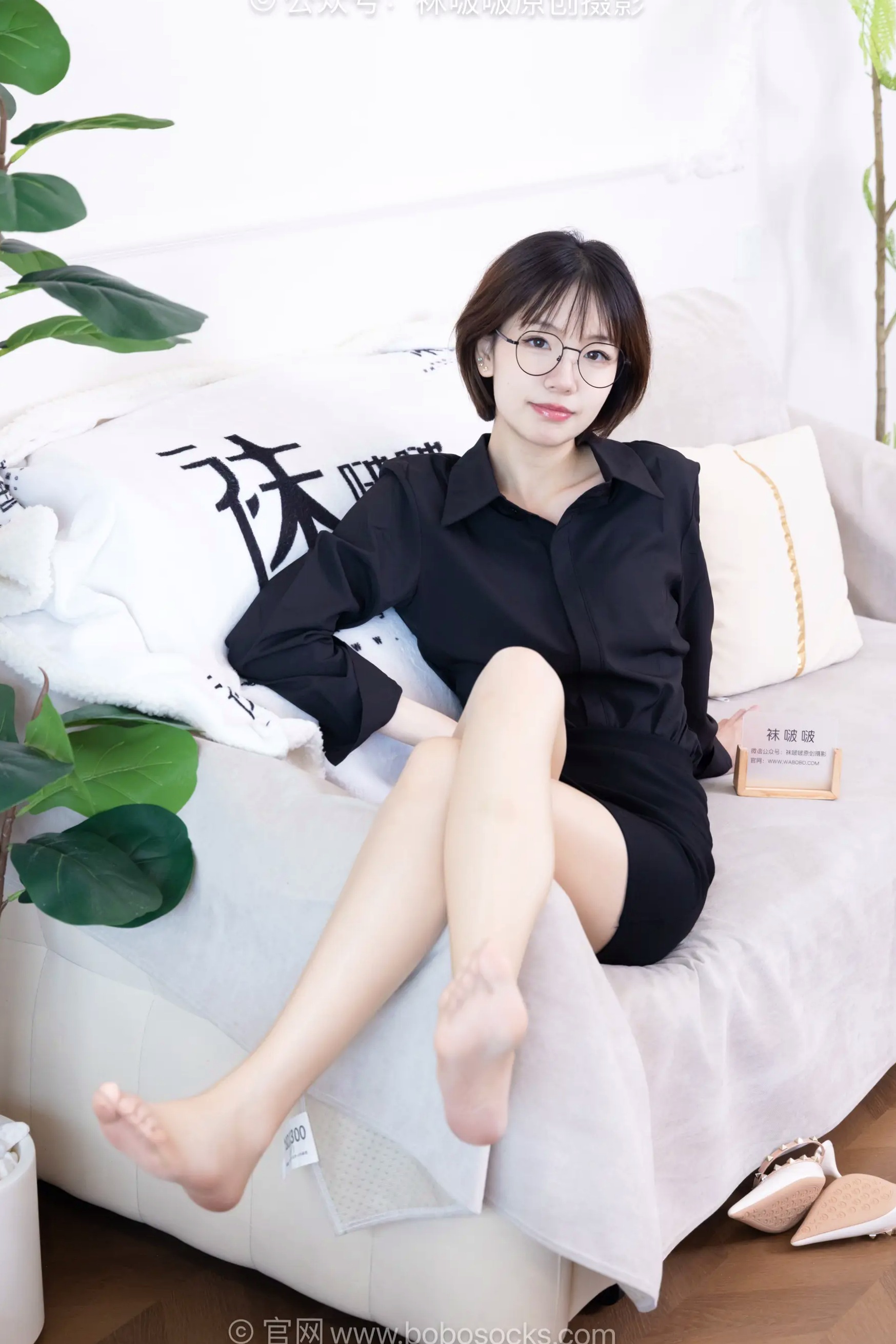 BoBoSocks袜啵啵 小甜豆-职业装OL私房写真、高跟鞋、油亮薄肉丝、绝美丝袜腿模、职场诱惑系拍摄 [99P]