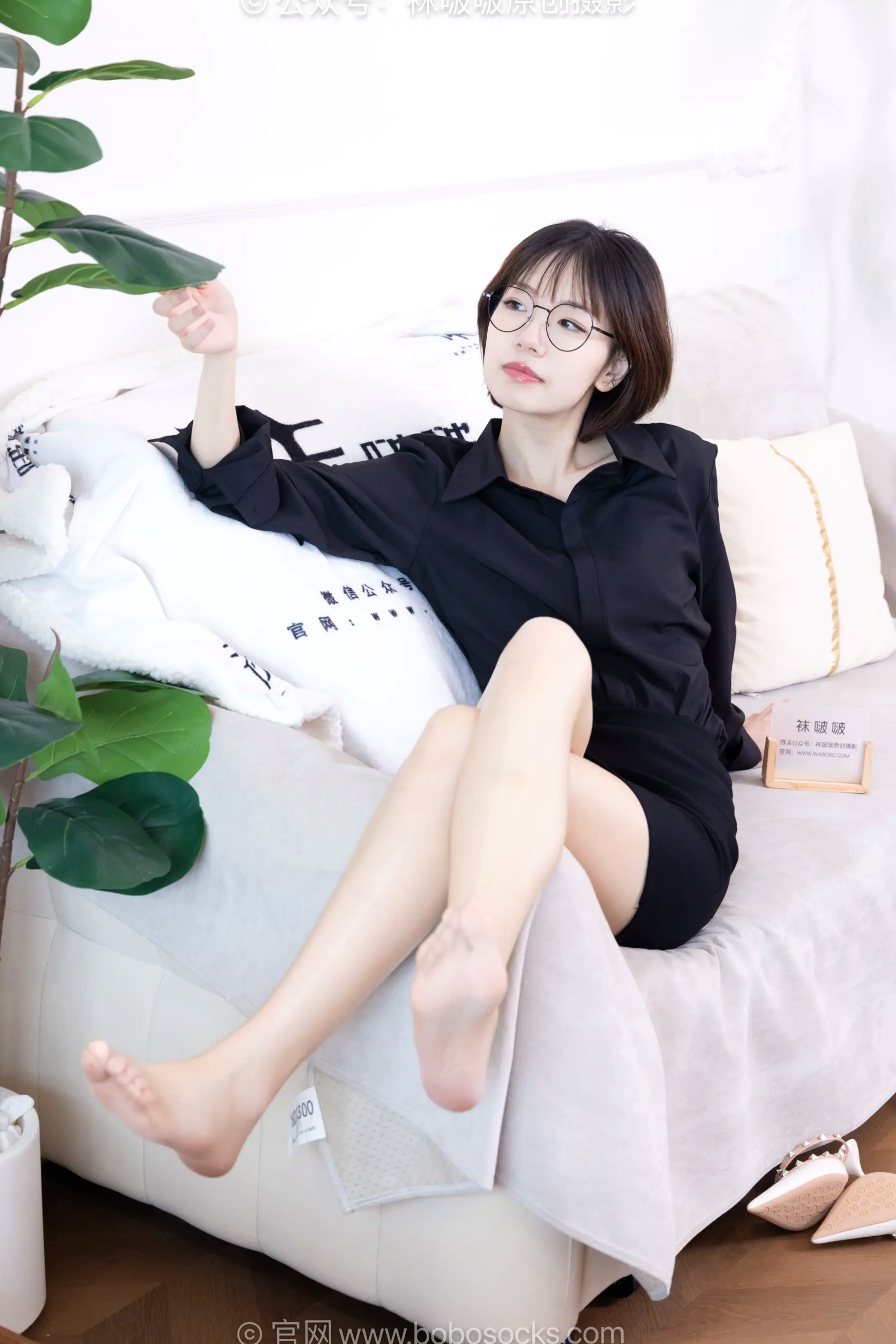BoBoSocks袜啵啵 小甜豆-职业装OL私房写真、高跟鞋、油亮薄肉丝、绝美丝袜腿模、职场诱惑系拍摄 [99P]