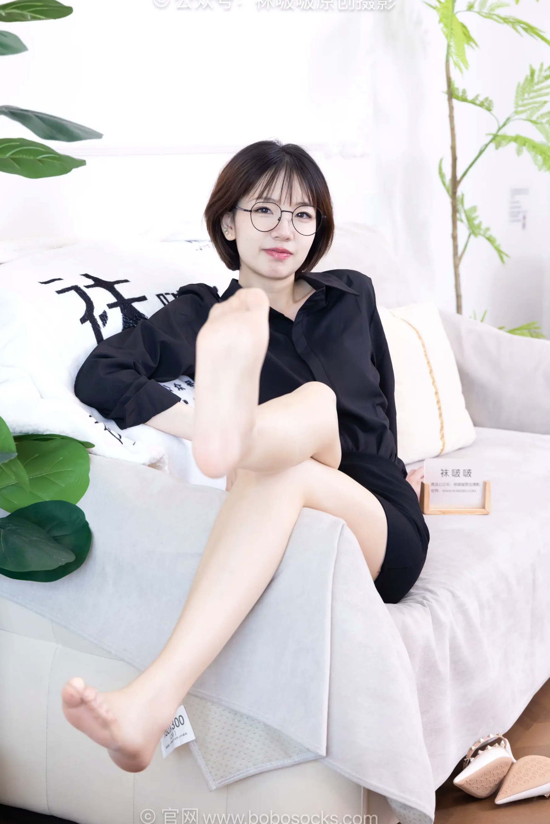 BoBoSocks袜啵啵 小甜豆-职业装OL私房写真、高跟鞋、油亮薄肉丝、绝美丝袜腿模、职场诱惑系拍摄 [99P]