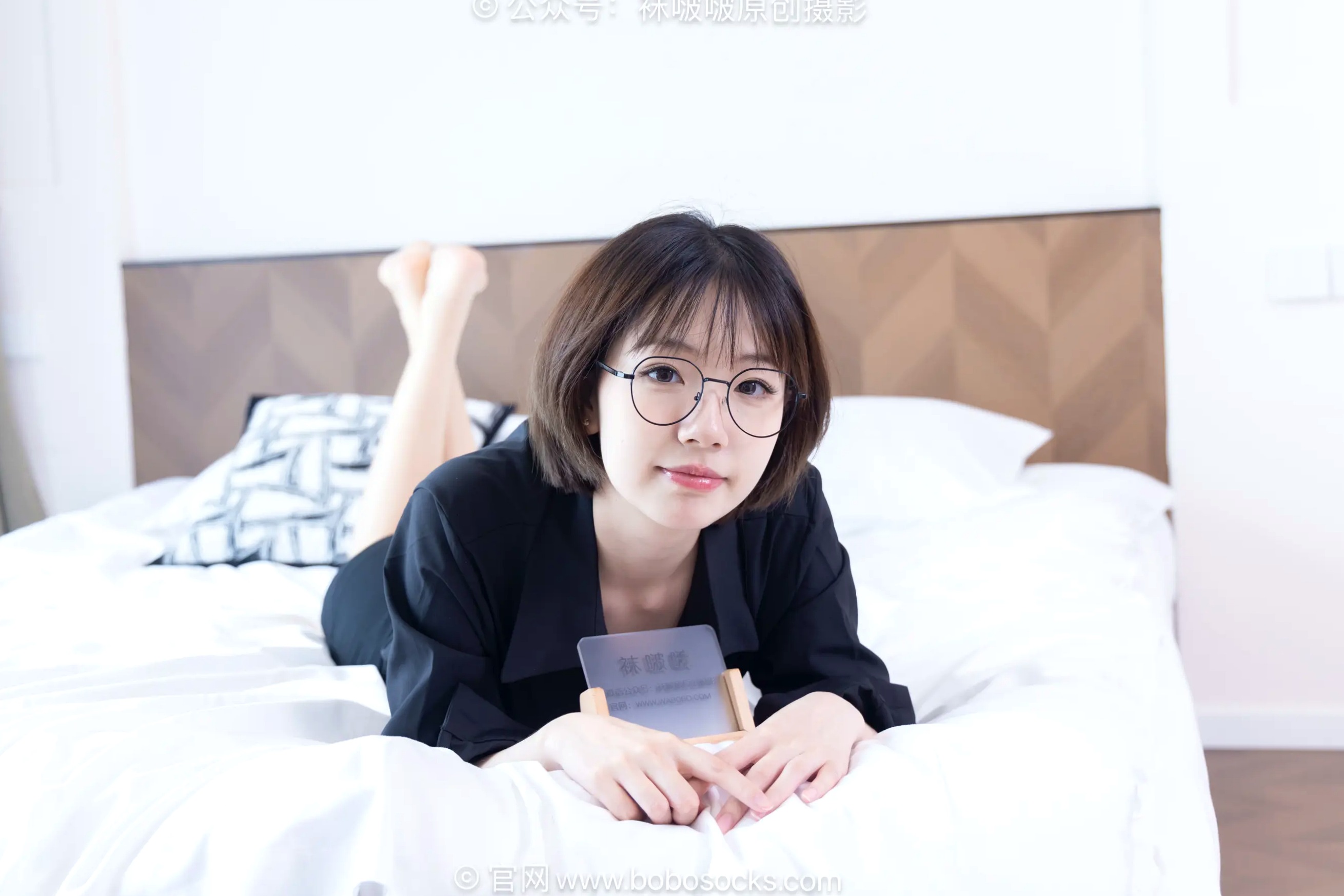 BoBoSocks袜啵啵 小甜豆-职业装OL私房写真、高跟鞋、油亮薄肉丝、绝美丝袜腿模、职场诱惑系拍摄 [99P]