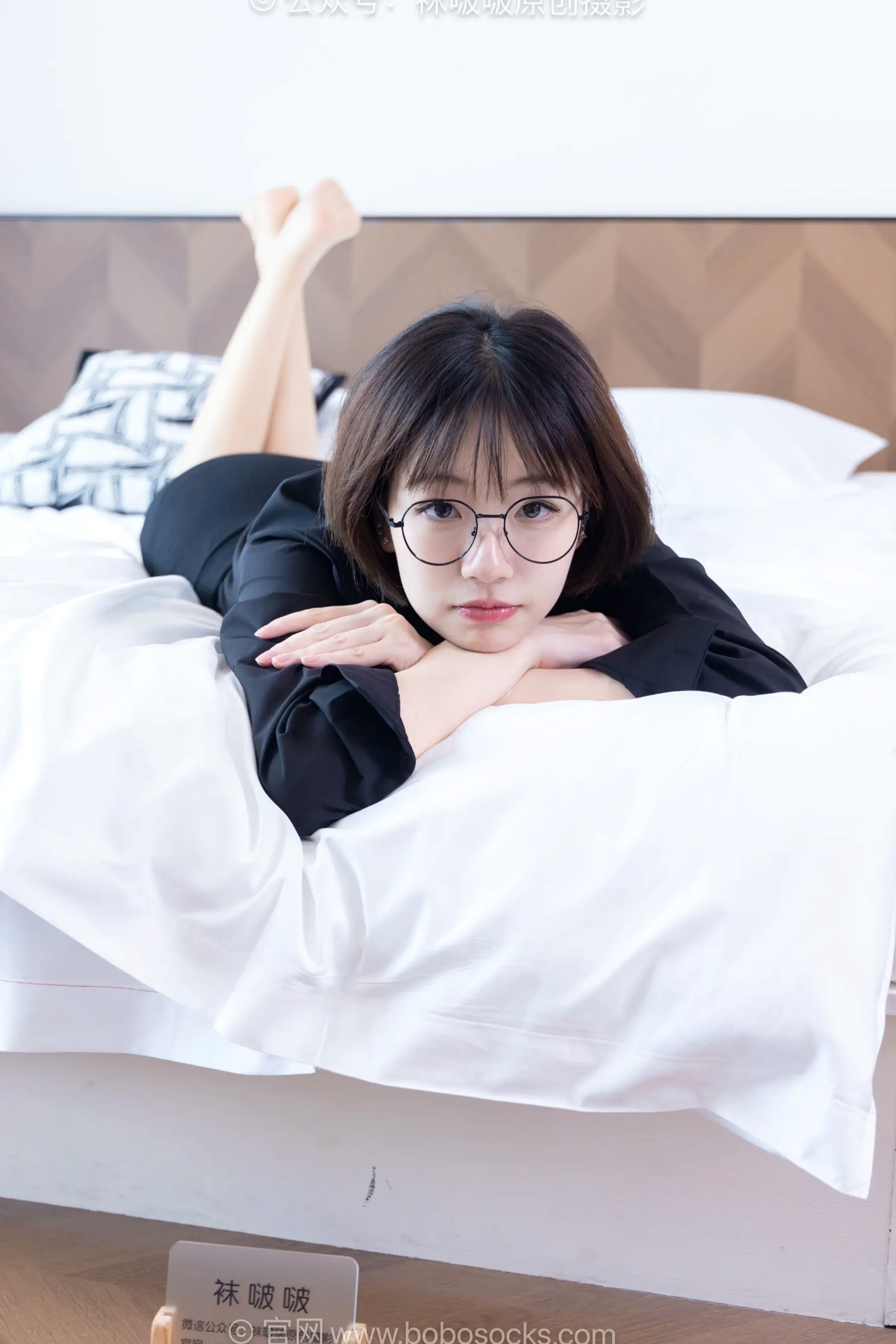 BoBoSocks袜啵啵 小甜豆-职业装OL私房写真、高跟鞋、油亮薄肉丝、绝美丝袜腿模、职场诱惑系拍摄 [99P]