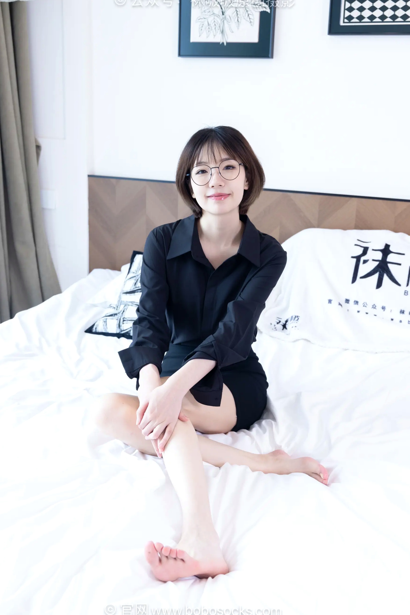 BoBoSocks袜啵啵 小甜豆-职业装OL私房写真、高跟鞋、油亮薄肉丝、绝美丝袜腿模、职场诱惑系拍摄 [99P]