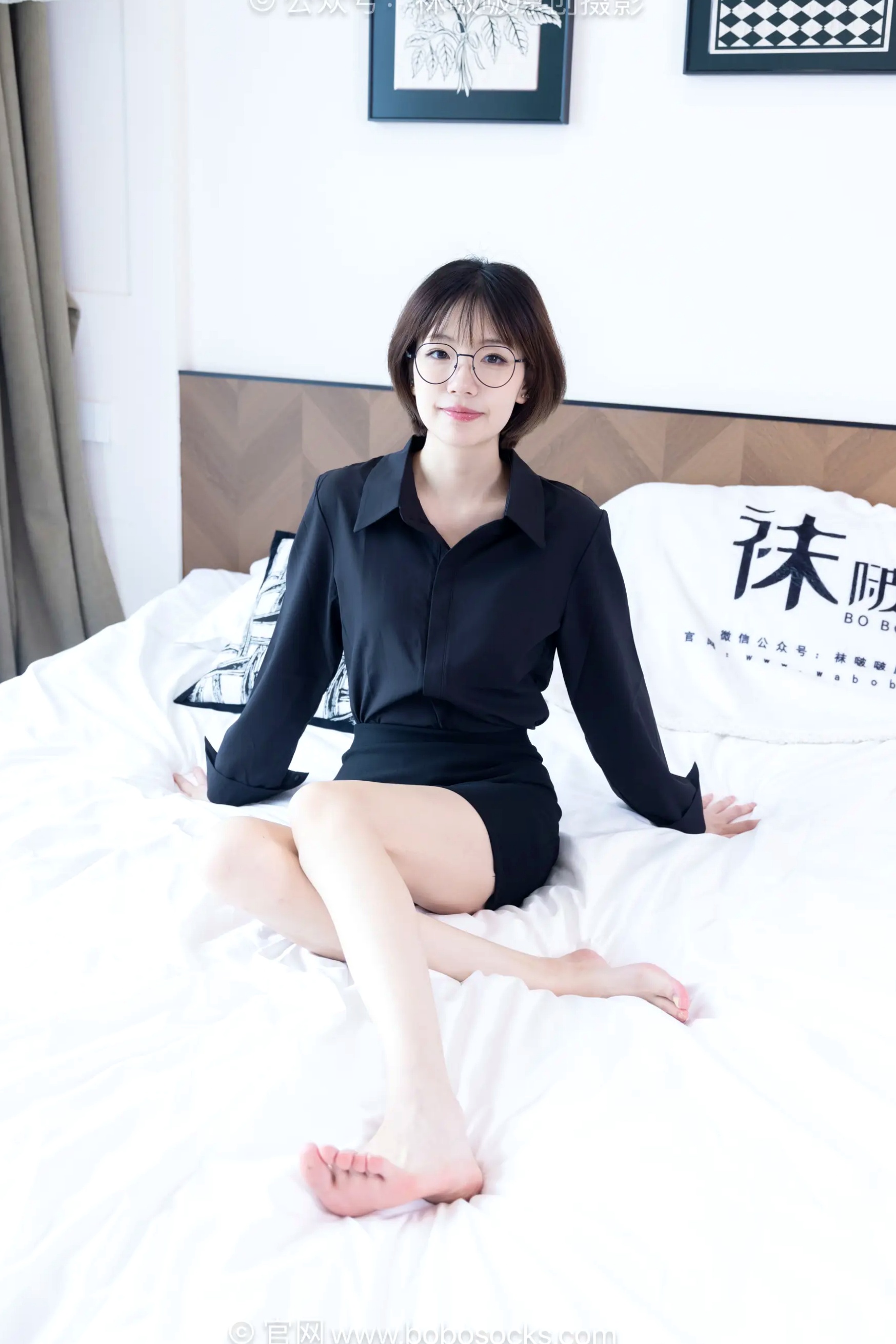 BoBoSocks袜啵啵 小甜豆-职业装OL私房写真、高跟鞋、油亮薄肉丝、绝美丝袜腿模、职场诱惑系拍摄 [99P]
