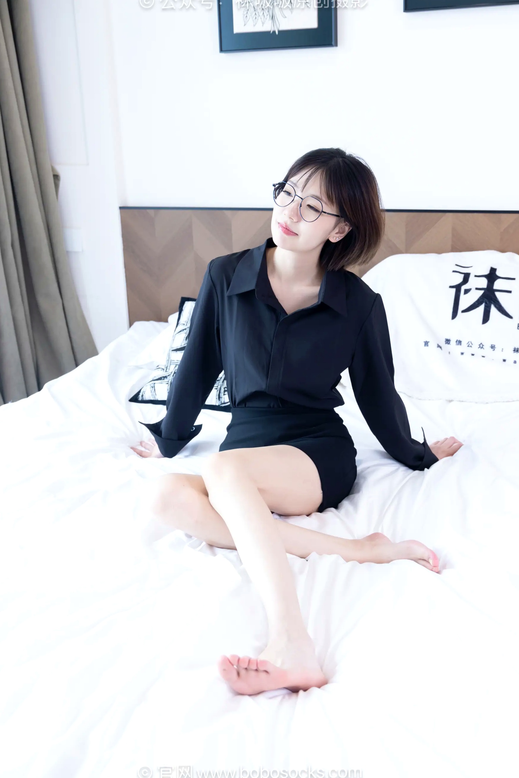 BoBoSocks袜啵啵 小甜豆-职业装OL私房写真、高跟鞋、油亮薄肉丝、绝美丝袜腿模、职场诱惑系拍摄 [99P]