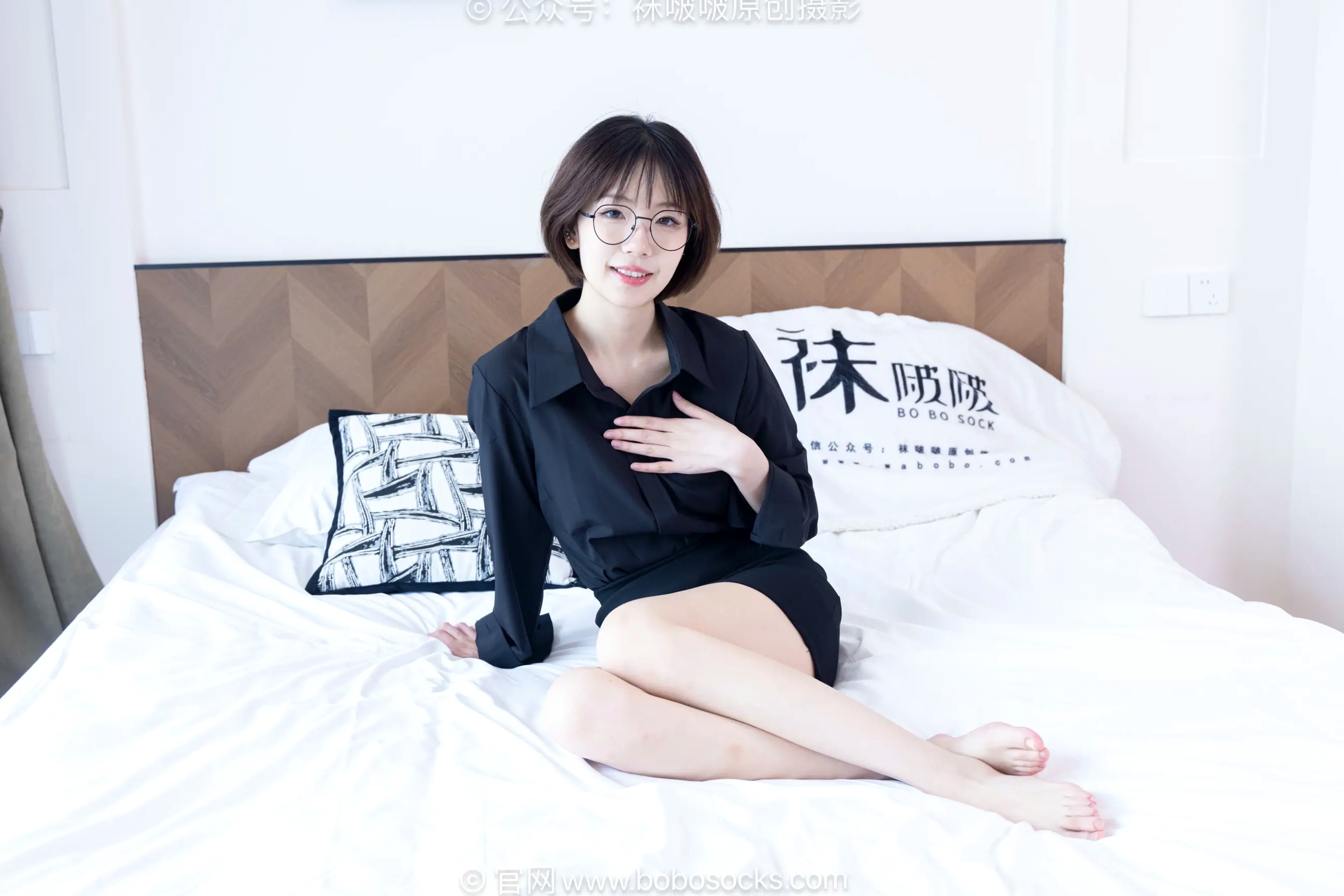 BoBoSocks袜啵啵 小甜豆-职业装OL私房写真、高跟鞋、油亮薄肉丝、绝美丝袜腿模、职场诱惑系拍摄 [99P]