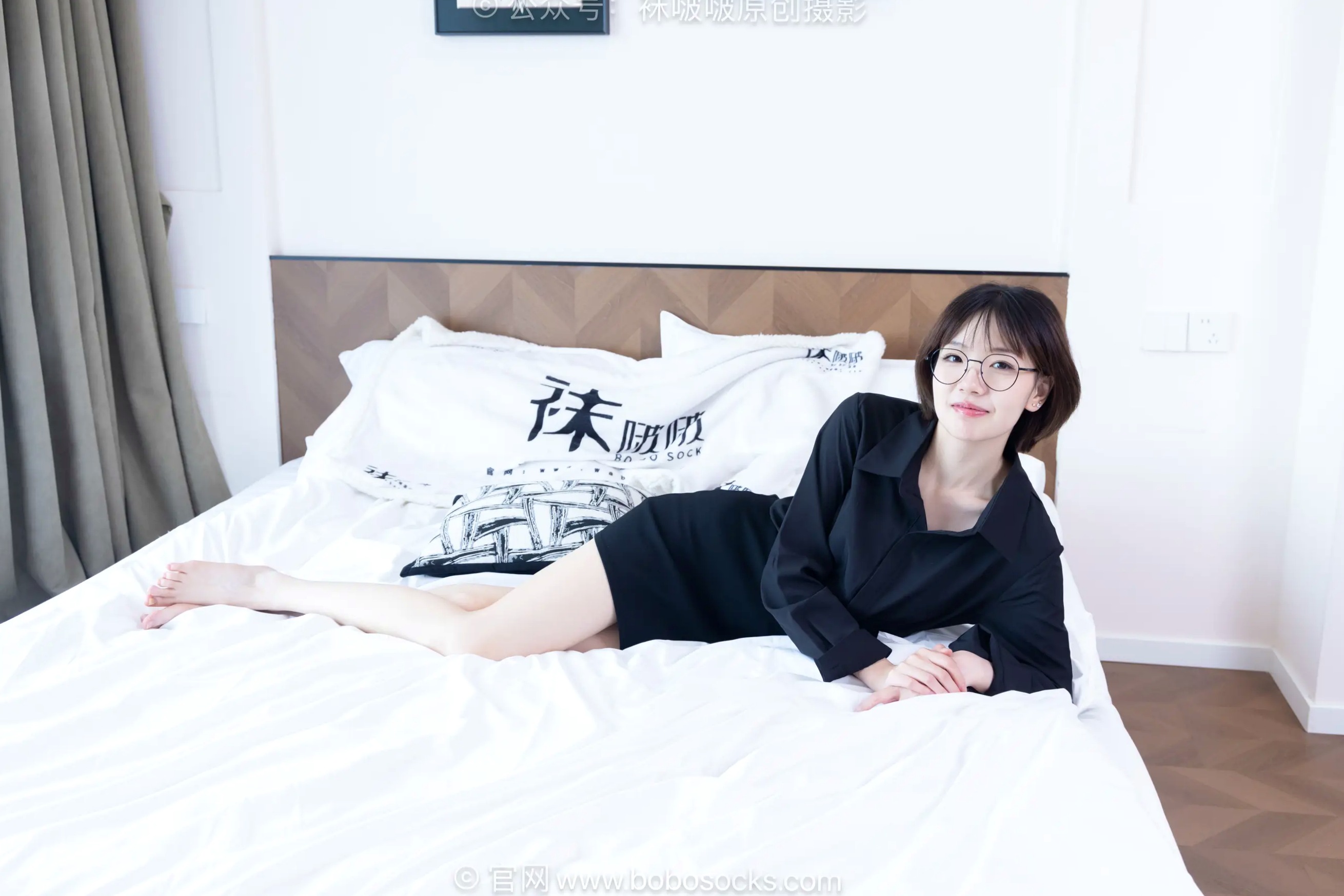 BoBoSocks袜啵啵 小甜豆-职业装OL私房写真、高跟鞋、油亮薄肉丝、绝美丝袜腿模、职场诱惑系拍摄 [99P]