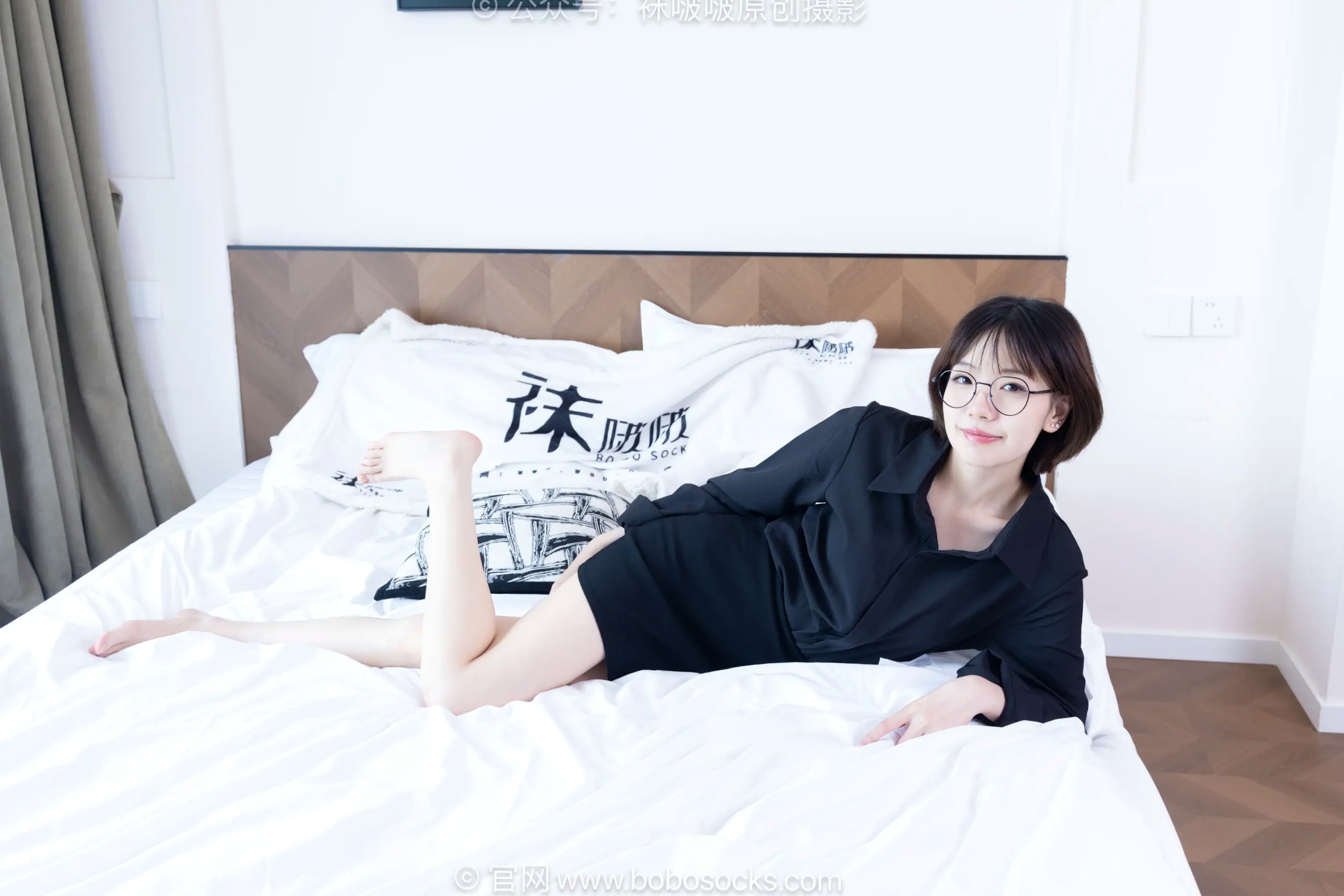BoBoSocks袜啵啵 小甜豆-职业装OL私房写真、高跟鞋、油亮薄肉丝、绝美丝袜腿模、职场诱惑系拍摄 [99P]