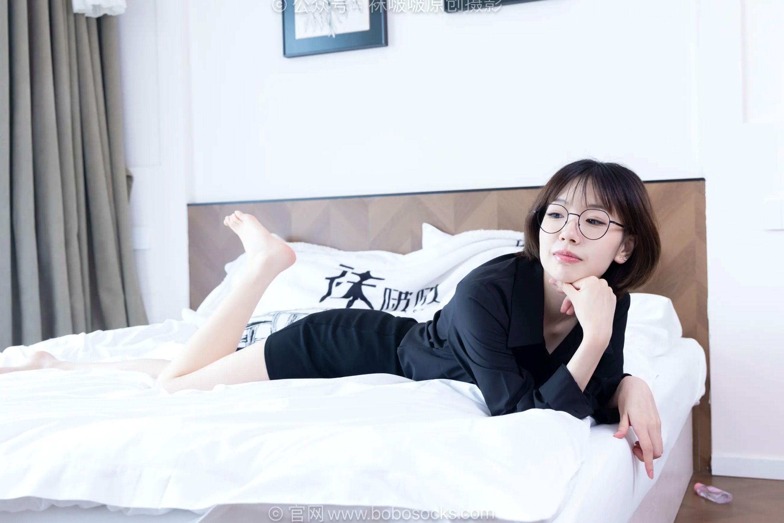BoBoSocks袜啵啵 小甜豆-职业装OL私房写真、高跟鞋、油亮薄肉丝、绝美丝袜腿模、职场诱惑系拍摄 [99P]