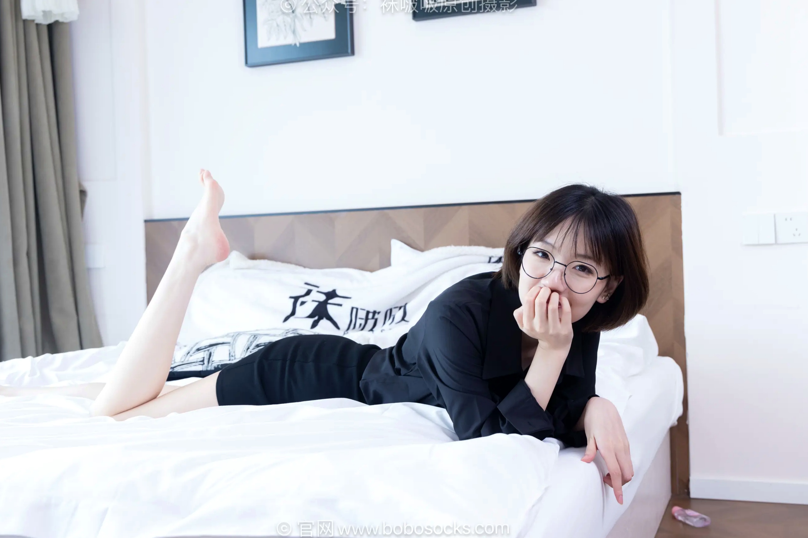 BoBoSocks袜啵啵 小甜豆-职业装OL私房写真、高跟鞋、油亮薄肉丝、绝美丝袜腿模、职场诱惑系拍摄 [99P]