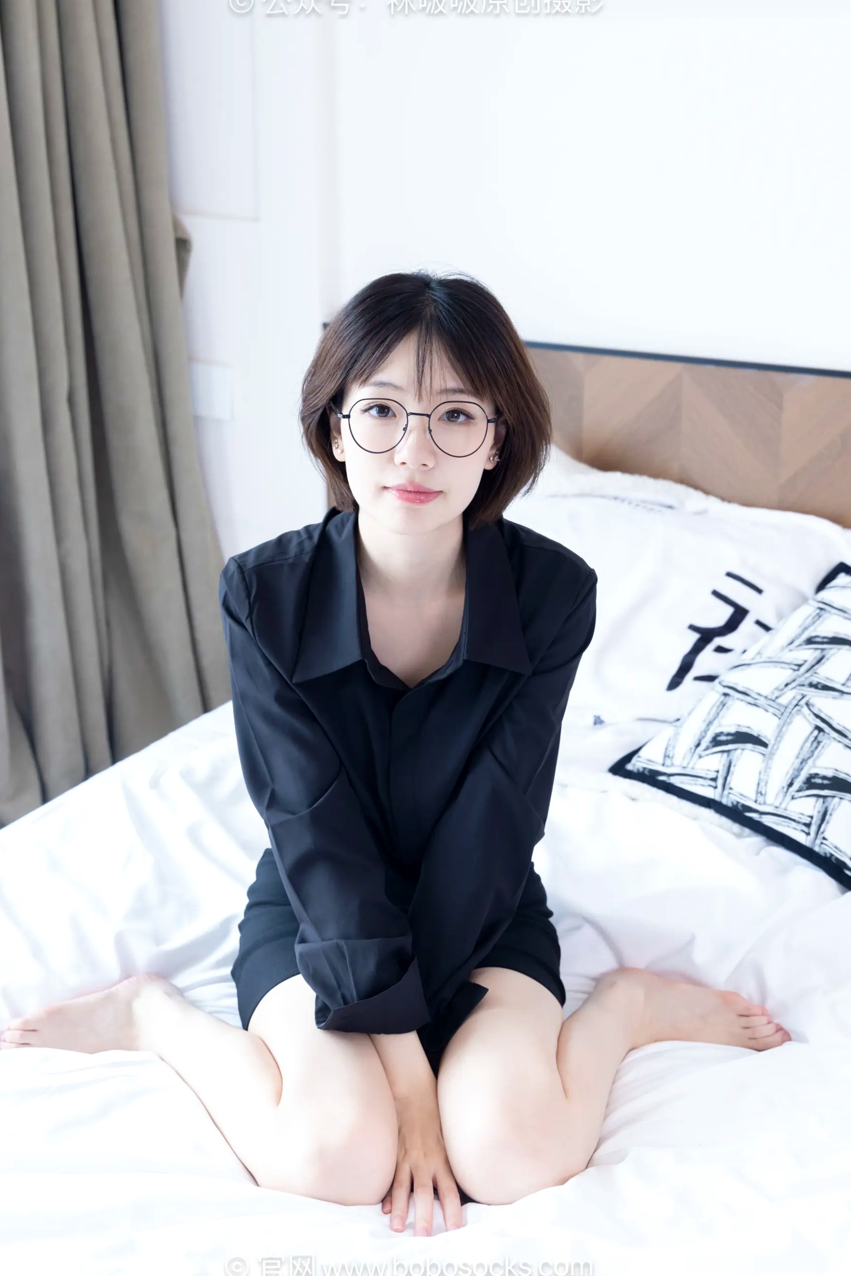 BoBoSocks袜啵啵 小甜豆-职业装OL私房写真、高跟鞋、油亮薄肉丝、绝美丝袜腿模、职场诱惑系拍摄 [99P]