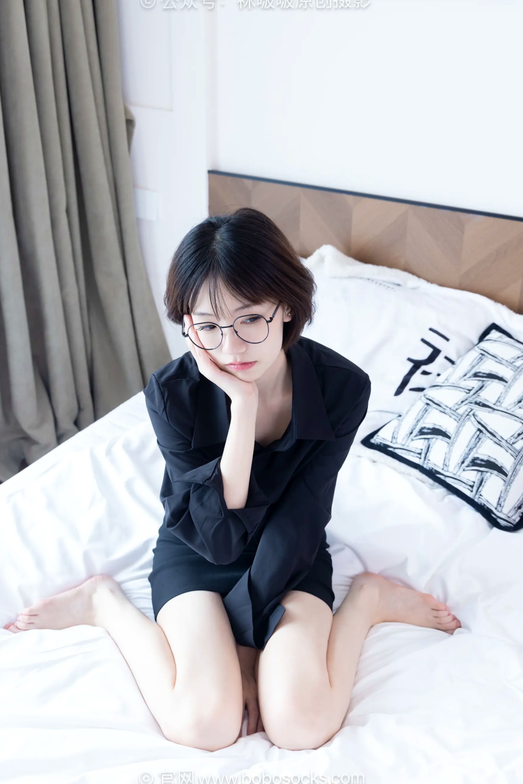 BoBoSocks袜啵啵 小甜豆-职业装OL私房写真、高跟鞋、油亮薄肉丝、绝美丝袜腿模、职场诱惑系拍摄 [99P]