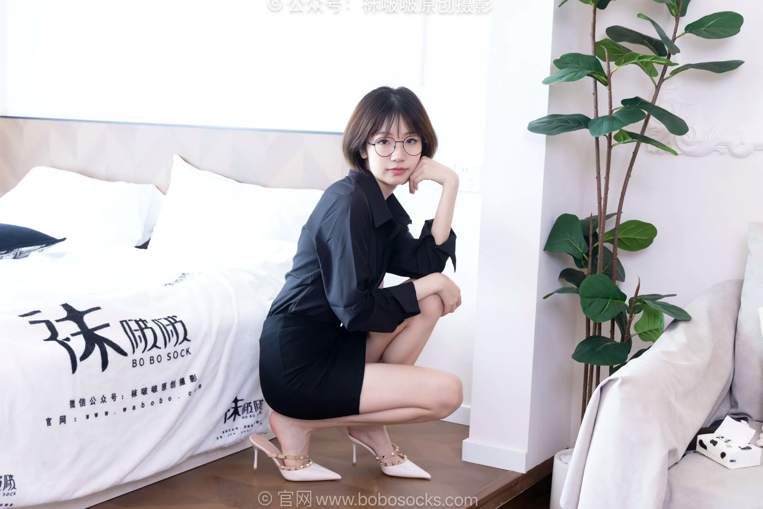 BoBoSocks袜啵啵 小甜豆-职业装OL私房写真、高跟鞋、油亮薄肉丝、绝美丝袜腿模、职场诱惑系拍摄 [99P]