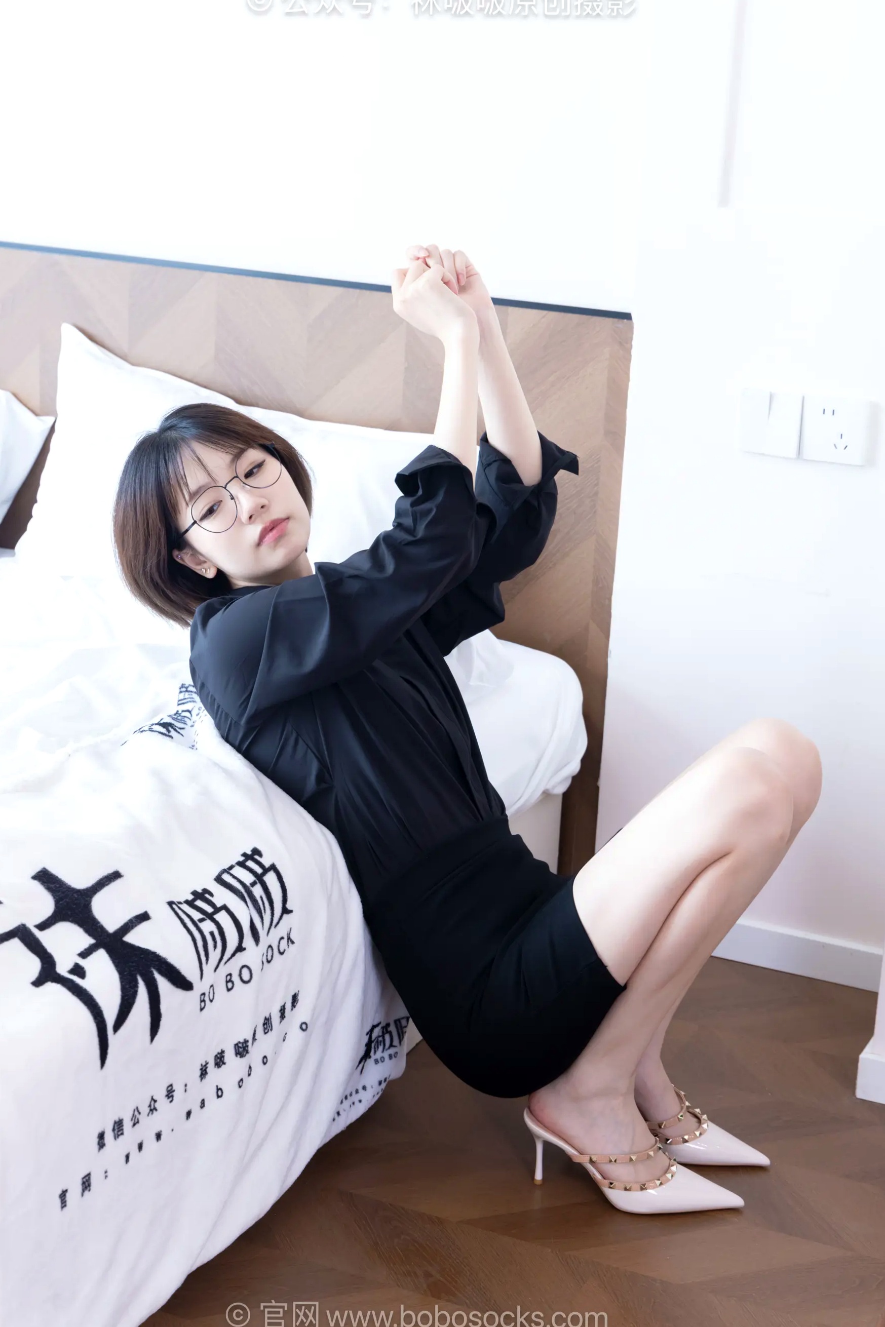 BoBoSocks袜啵啵 小甜豆-职业装OL私房写真、高跟鞋、油亮薄肉丝、绝美丝袜腿模、职场诱惑系拍摄 [99P]