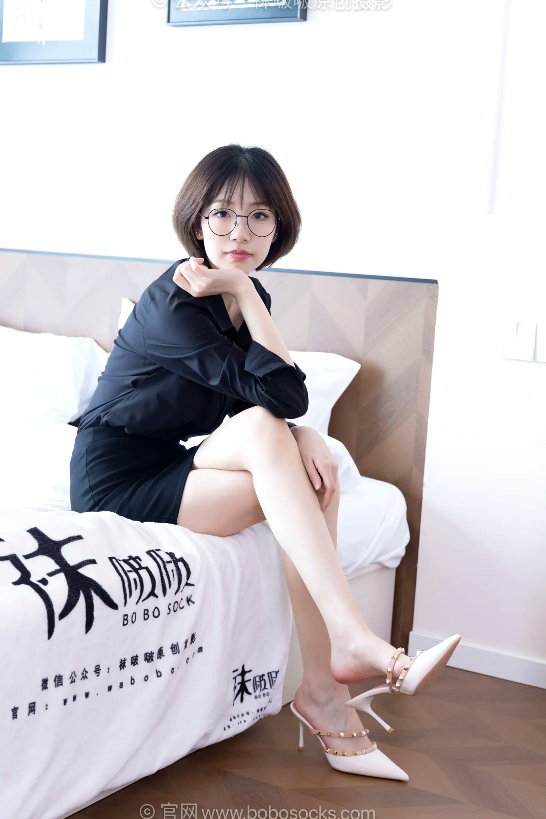 BoBoSocks袜啵啵 小甜豆-职业装OL私房写真、高跟鞋、油亮薄肉丝、绝美丝袜腿模、职场诱惑系拍摄 [99P]