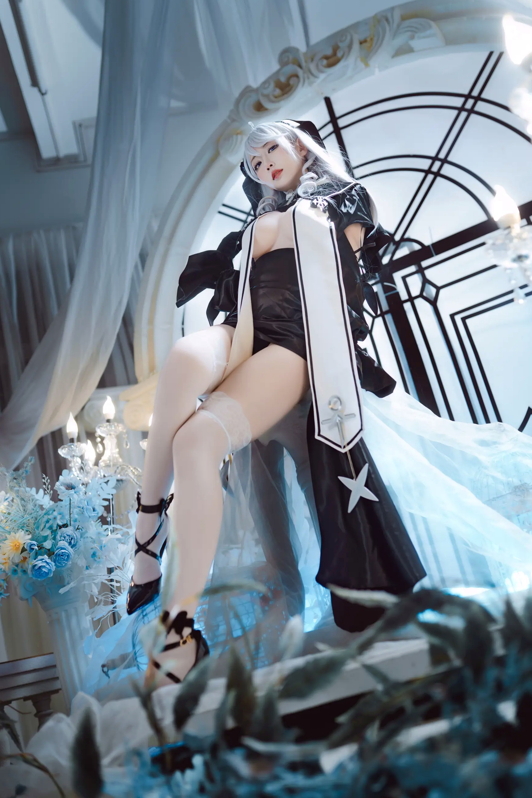 宫本桜 - 碧蓝航线阿尔及利亚高清cosplay写真集，冷艳哥特风制服诱惑，绝美银发少女极致出镜 [21P]