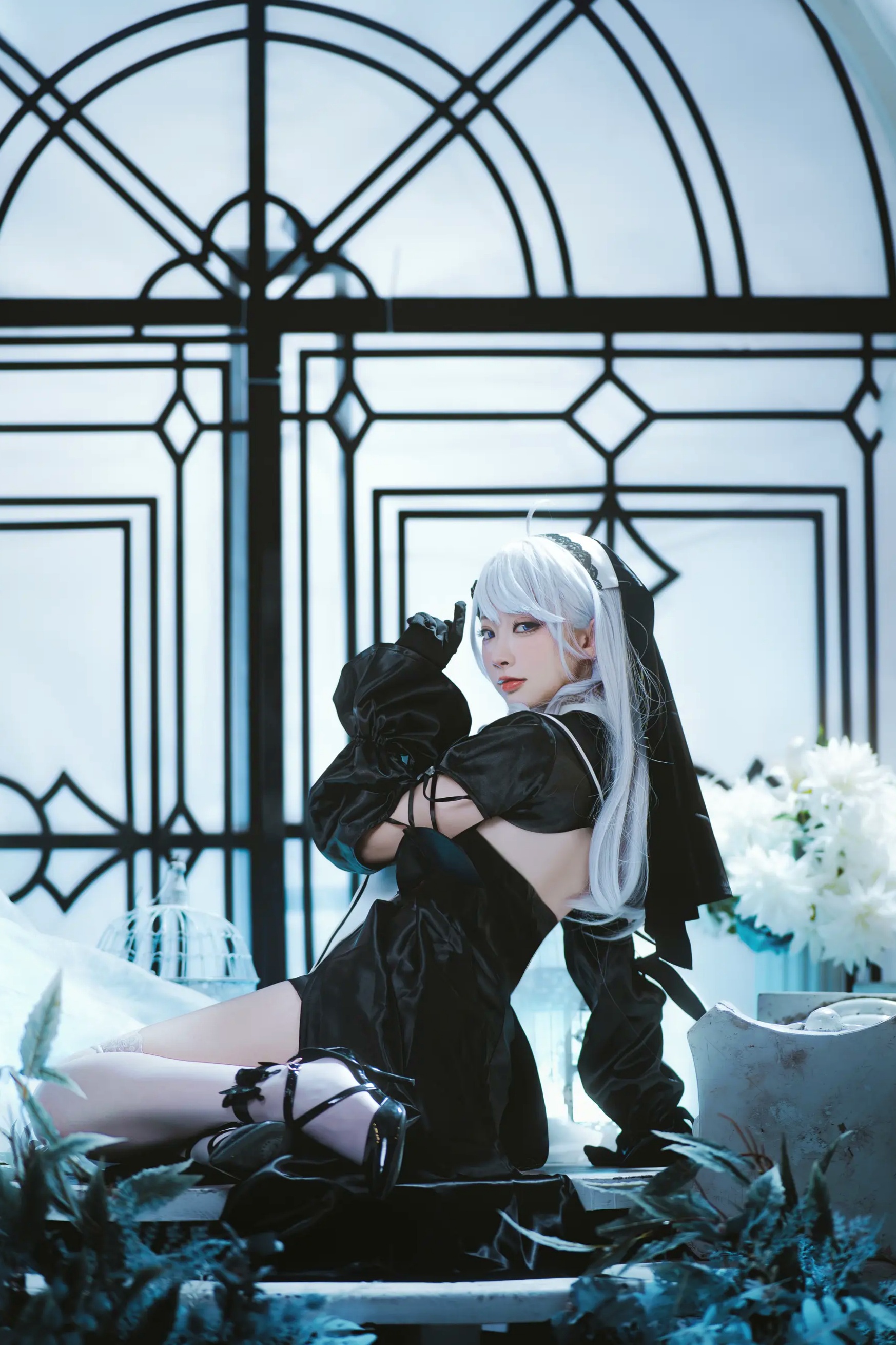 宫本桜 - 碧蓝航线阿尔及利亚高清cosplay写真集，冷艳哥特风制服诱惑，绝美银发少女极致出镜 [21P]