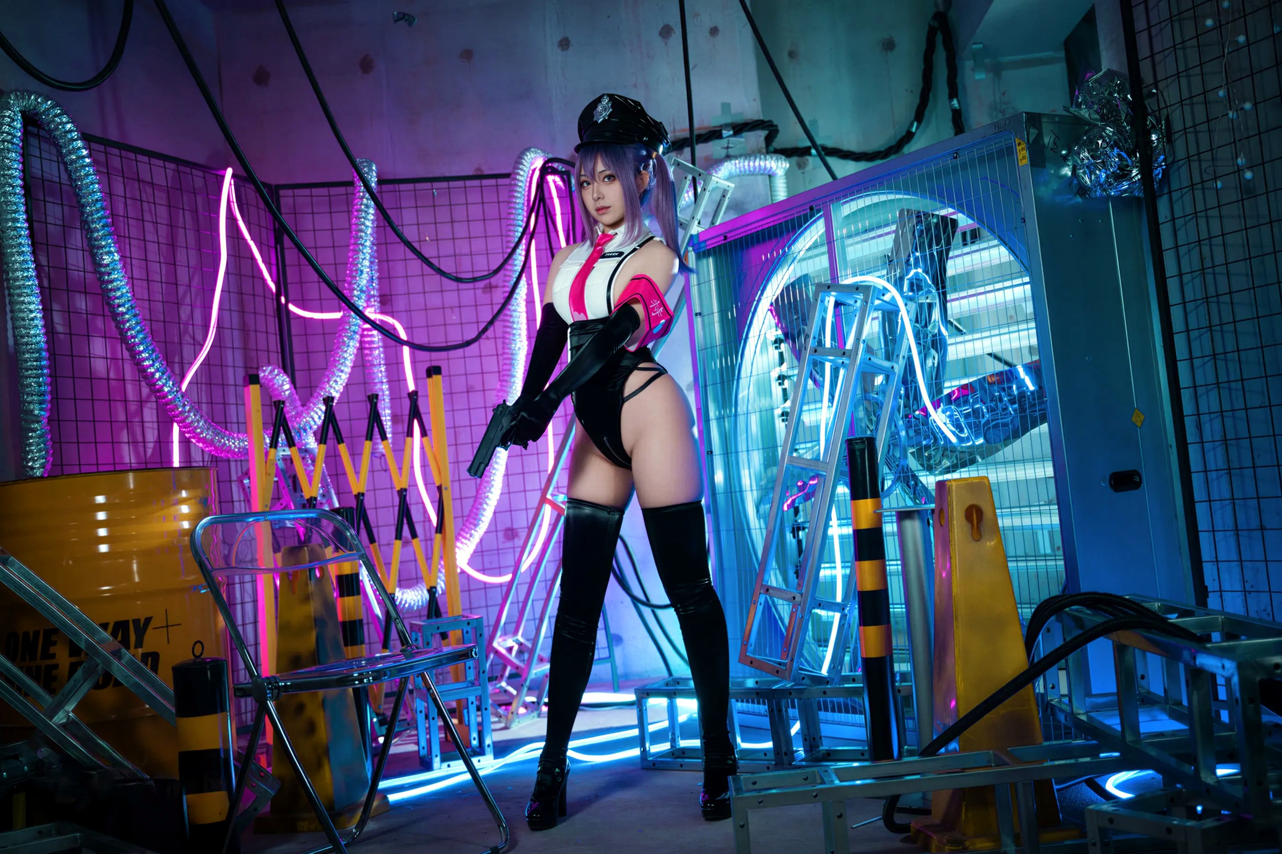 Gallery - 虎森森(涩氨酸San) 赛博朋克警花角色扮演 霓虹灯下性感漆皮制服诱惑写真性感诱惑制服角色扮演大尺度 女神私房照_秀色女神 - image 1