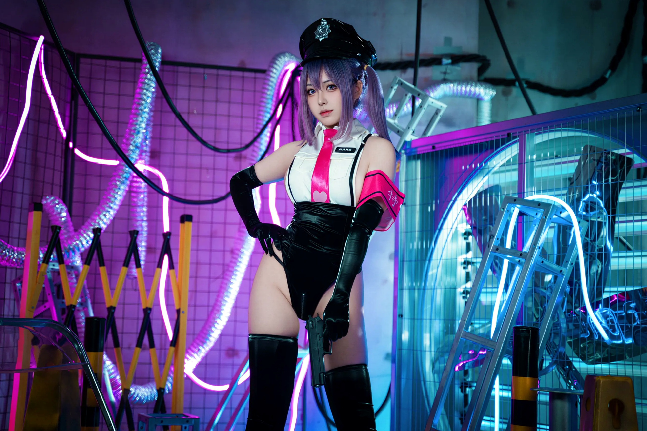 Gallery - 虎森森(涩氨酸San) 赛博朋克警花角色扮演 霓虹灯下性感漆皮制服诱惑写真性感诱惑制服角色扮演大尺度 女神私房照_秀色女神 - image 3