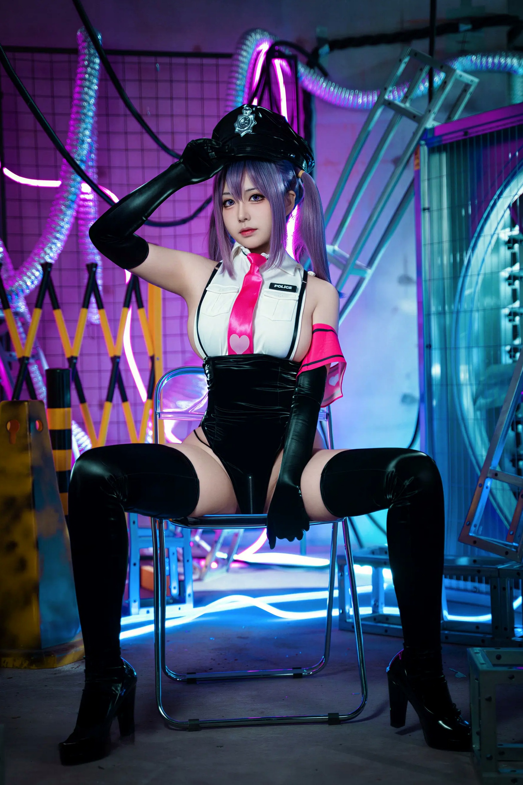 Gallery - 虎森森(涩氨酸San) 赛博朋克警花角色扮演 霓虹灯下性感漆皮制服诱惑写真性感诱惑制服角色扮演大尺度 女神私房照_秀色女神 - image 7