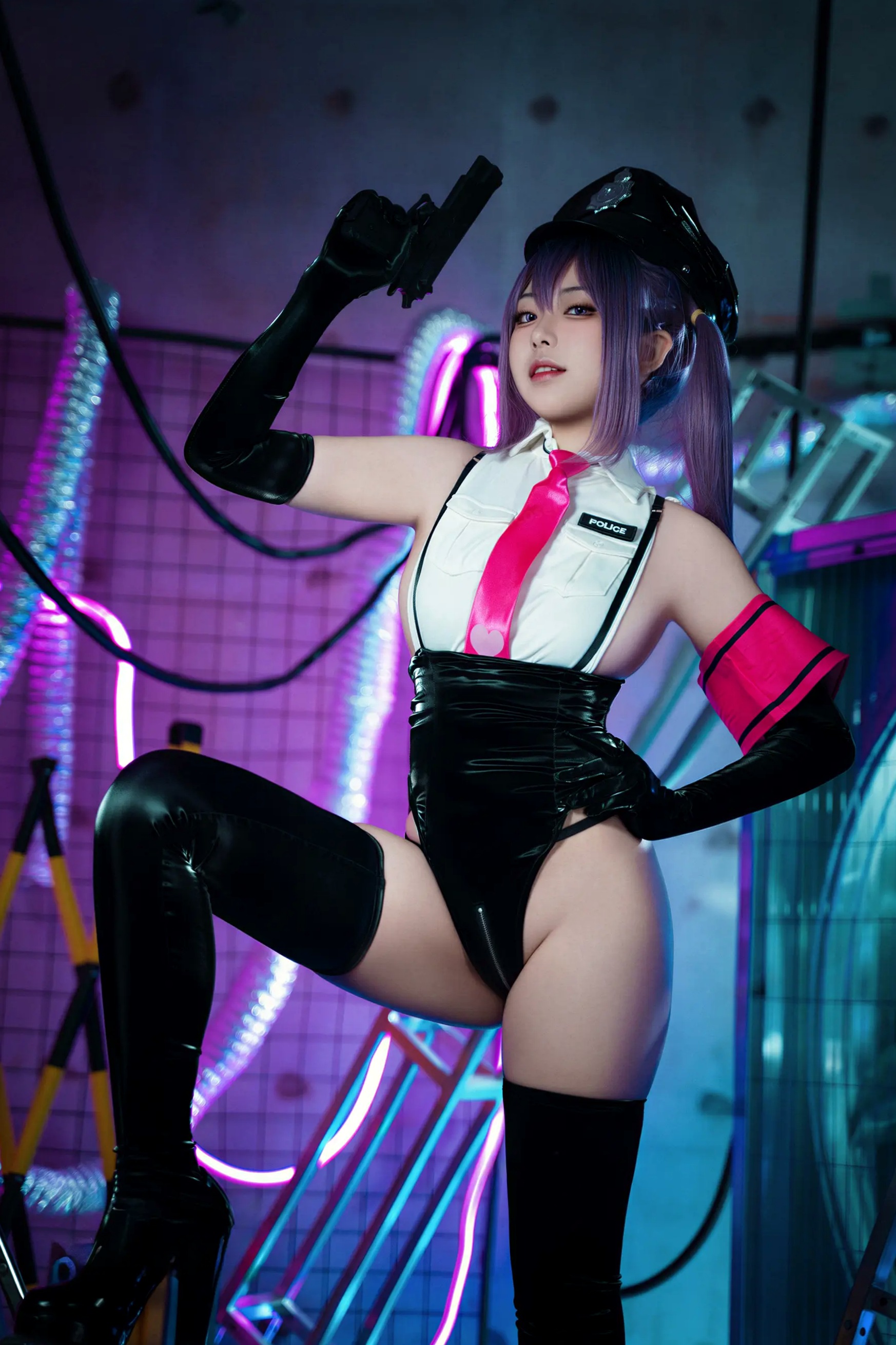 Gallery - 虎森森(涩氨酸San) 赛博朋克警花角色扮演 霓虹灯下性感漆皮制服诱惑写真性感诱惑制服角色扮演大尺度 女神私房照_秀色女神 - image 8
