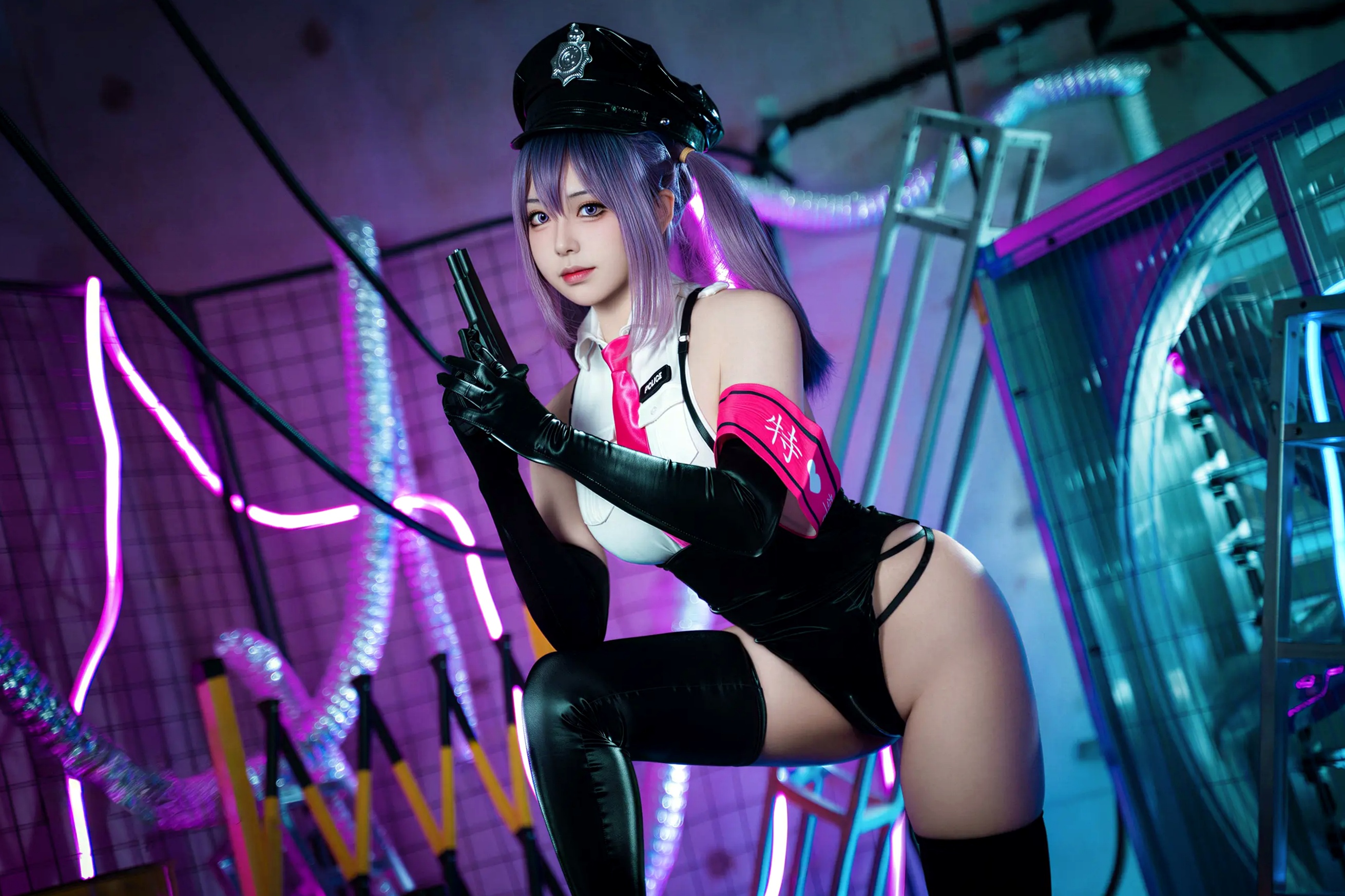 Gallery - 虎森森(涩氨酸San) 赛博朋克警花角色扮演 霓虹灯下性感漆皮制服诱惑写真性感诱惑制服角色扮演大尺度 女神私房照_秀色女神 - image 9