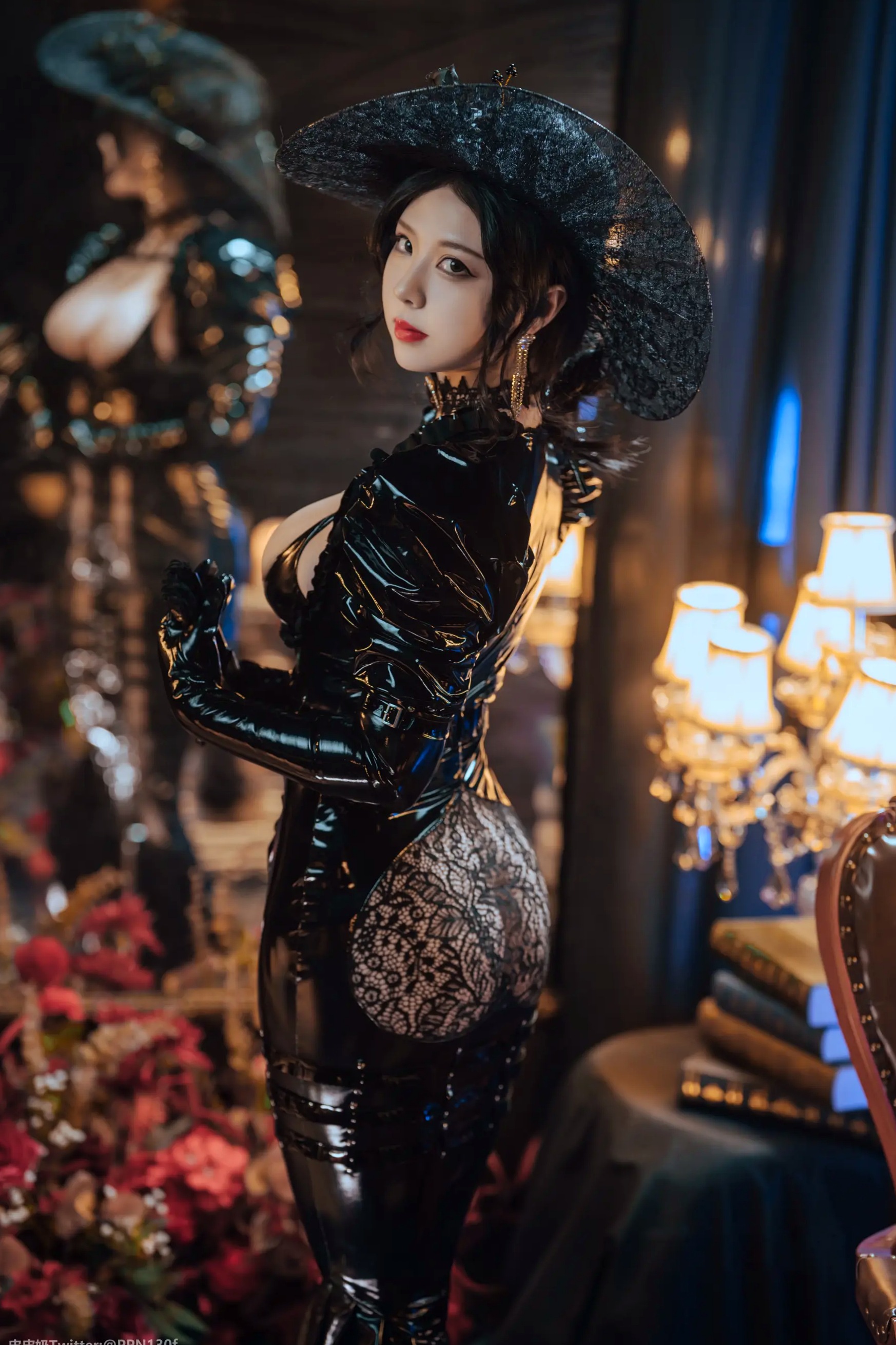 Gallery - 皮皮奶可可爱了啦 - 莉莉丝：暗黑哥特风漆皮束身女巫角色扮演，冷艳红唇红玫瑰，极致曲线诱惑 [40P]性感诱惑人间胸器角色扮演冷艳 女神私房照_秀色女神 - image 7