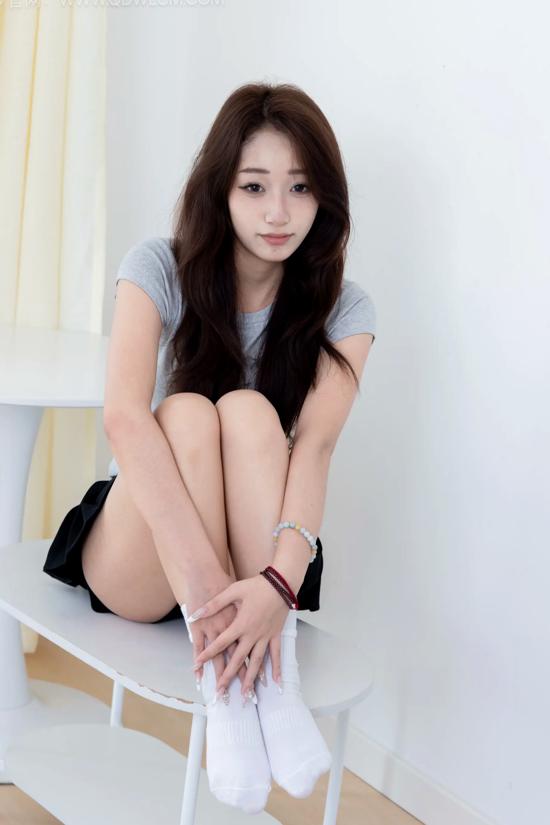 半夏-清新私房家居少女，纯白棉袜美腿写真，青春俏皮元气可爱，纯净治愈系风格