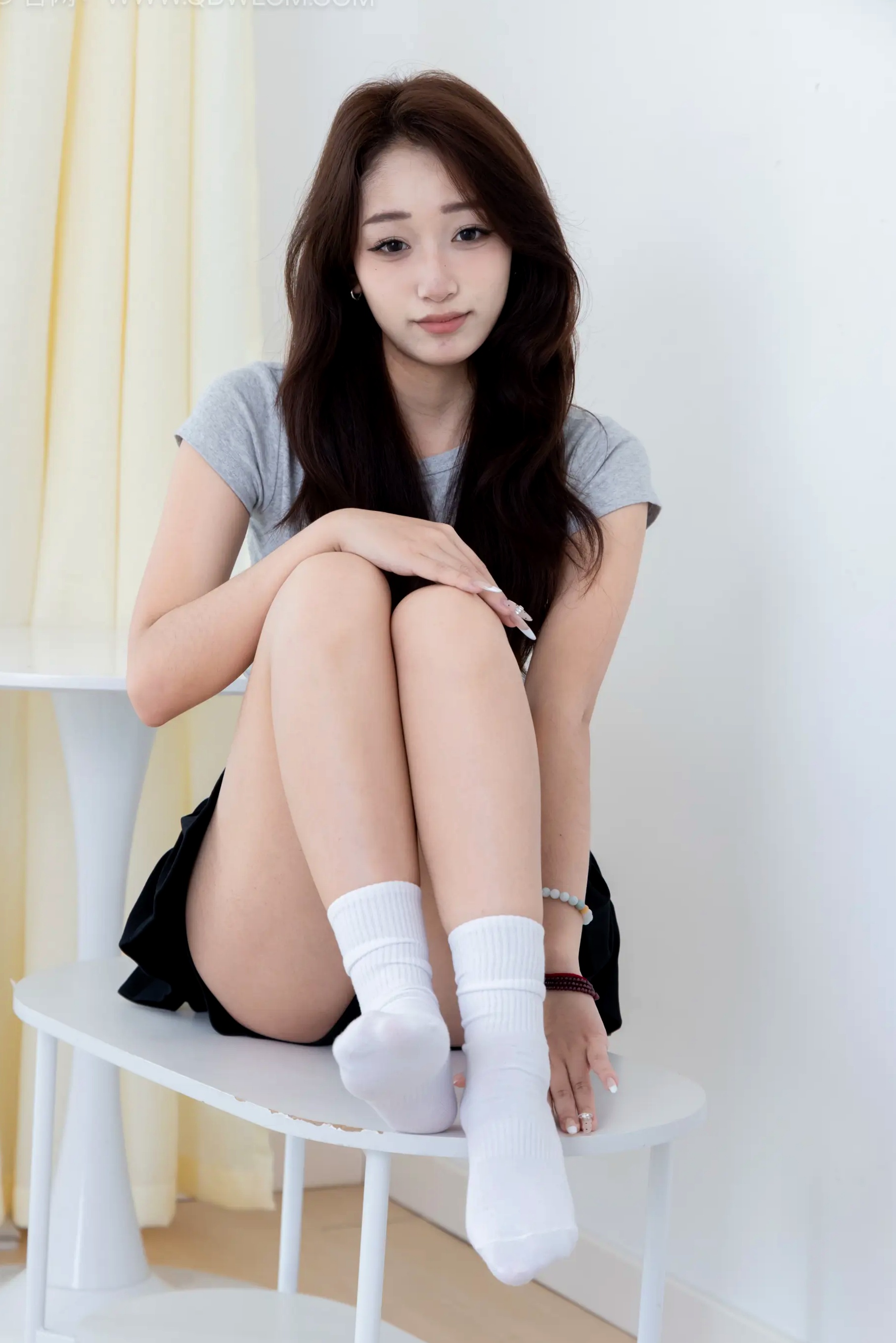 半夏-清新私房家居少女，纯白棉袜美腿写真，青春俏皮元气可爱，纯净治愈系风格